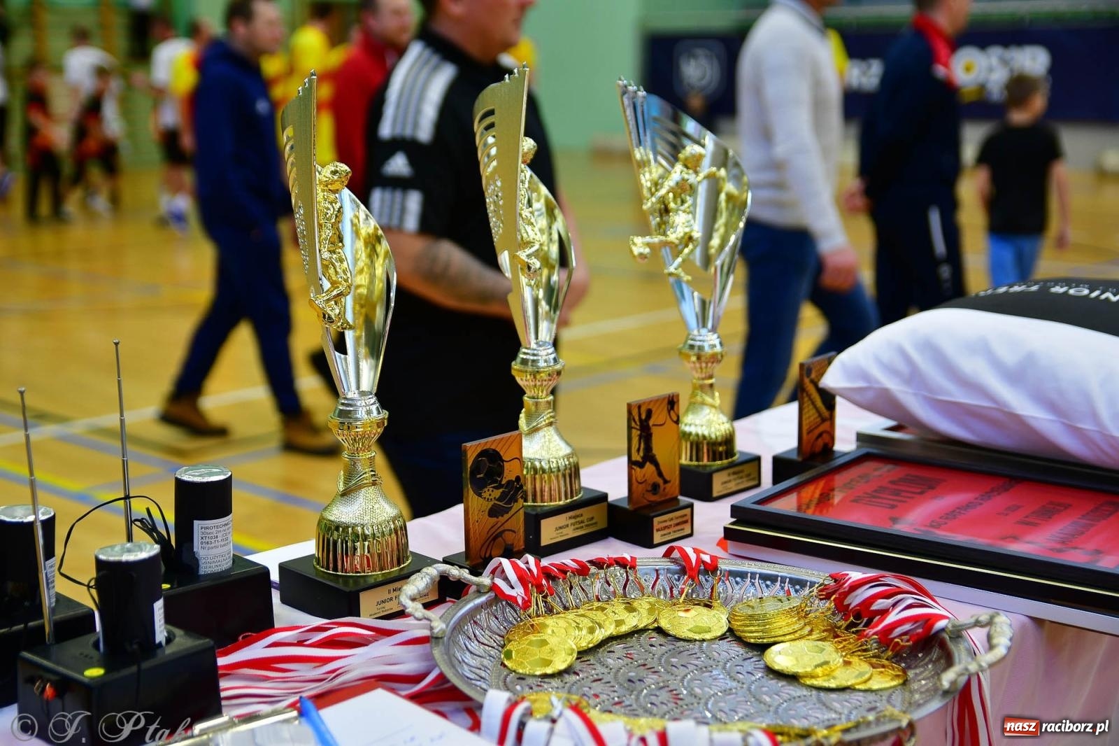 Zdjęcie w galerii na portalu naszraciborz.pl: Rodzice młodych piłkarzy rywalizowali w hali OSiR Racibórz [FOTO] wiadomości z regionu