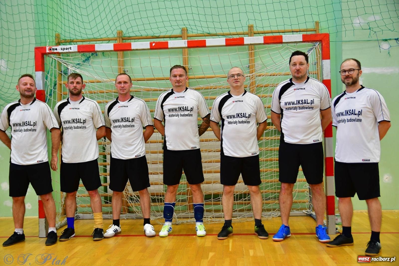 Zdjęcie w galerii na portalu naszraciborz.pl: Rodzice młodych piłkarzy rywalizowali w hali OSiR Racibórz [FOTO] wiadomości z regionu