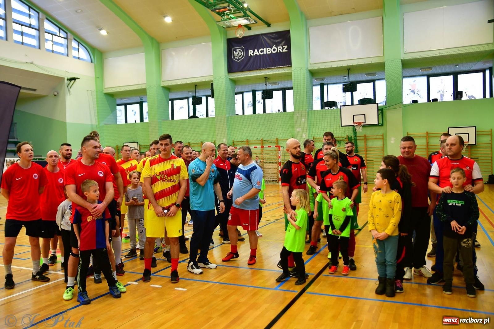 Zdjęcie w galerii na portalu naszraciborz.pl: Rodzice młodych piłkarzy rywalizowali w hali OSiR Racibórz [FOTO] wiadomości z regionu