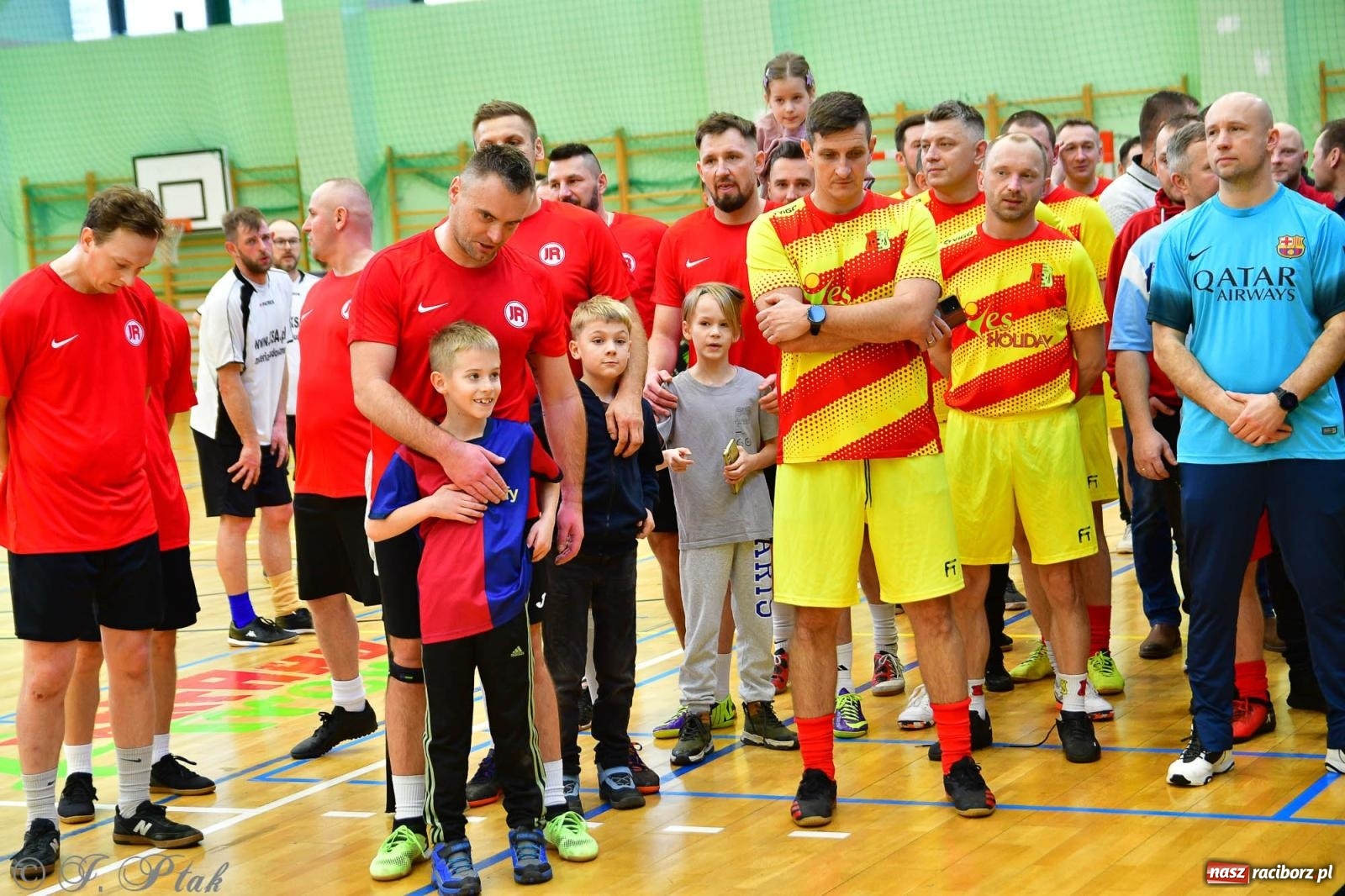 Zdjęcie w galerii na portalu naszraciborz.pl: Rodzice młodych piłkarzy rywalizowali w hali OSiR Racibórz [FOTO] wiadomości z regionu