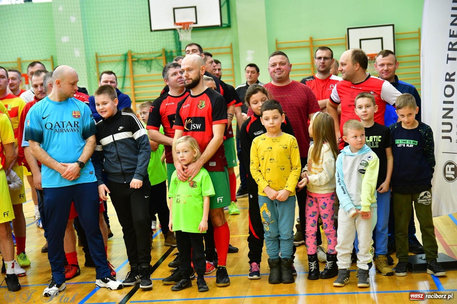 Zdjęcie w galerii na portalu naszraciborz.pl: Rodzice młodych piłkarzy rywalizowali w hali OSiR Racibórz [FOTO] wiadomości z regionu