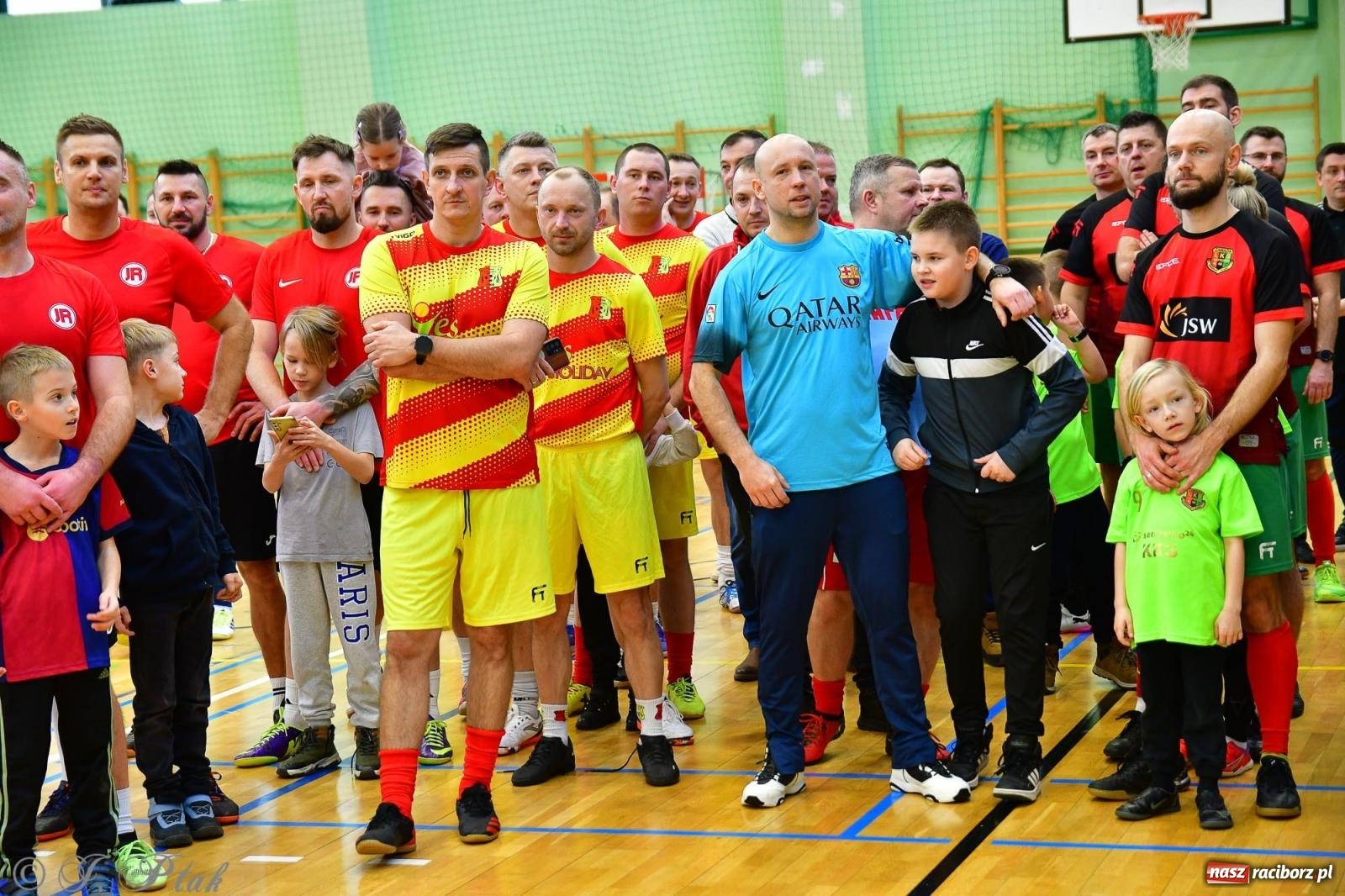 Zdjęcie w galerii na portalu naszraciborz.pl: Rodzice młodych piłkarzy rywalizowali w hali OSiR Racibórz [FOTO] wiadomości z regionu