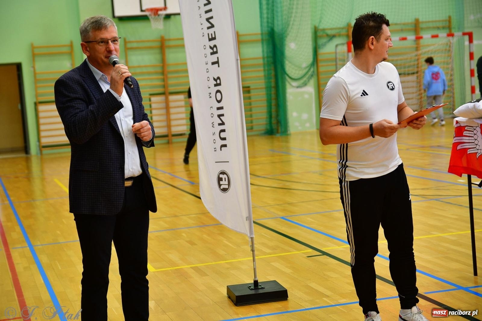 Zdjęcie w galerii na portalu naszraciborz.pl: Rodzice młodych piłkarzy rywalizowali w hali OSiR Racibórz [FOTO] wiadomości z regionu