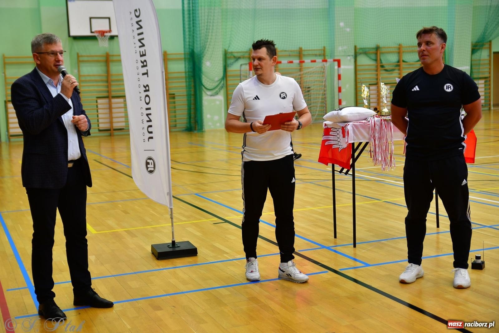Zdjęcie w galerii na portalu naszraciborz.pl: Rodzice młodych piłkarzy rywalizowali w hali OSiR Racibórz [FOTO] wiadomości z regionu