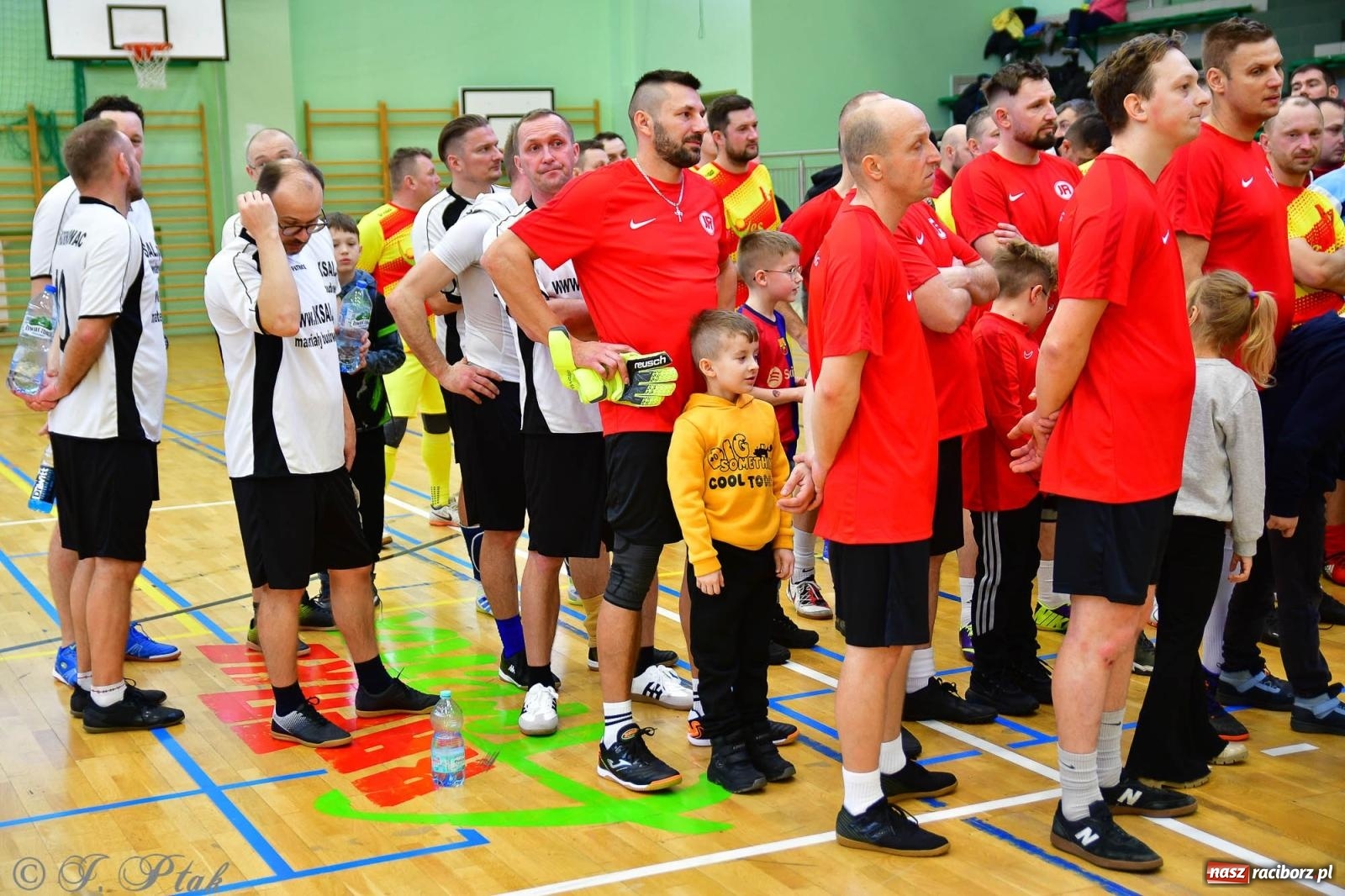 Zdjęcie w galerii na portalu naszraciborz.pl: Rodzice młodych piłkarzy rywalizowali w hali OSiR Racibórz [FOTO] wiadomości z regionu