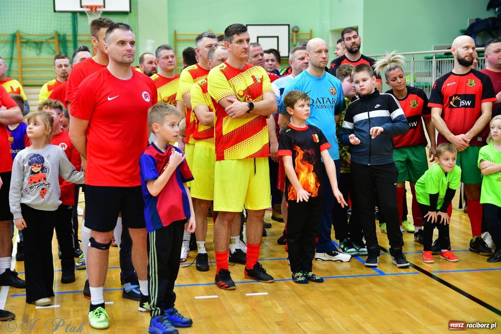 Zdjęcie w galerii na portalu naszraciborz.pl: Rodzice młodych piłkarzy rywalizowali w hali OSiR Racibórz [FOTO] wiadomości z regionu
