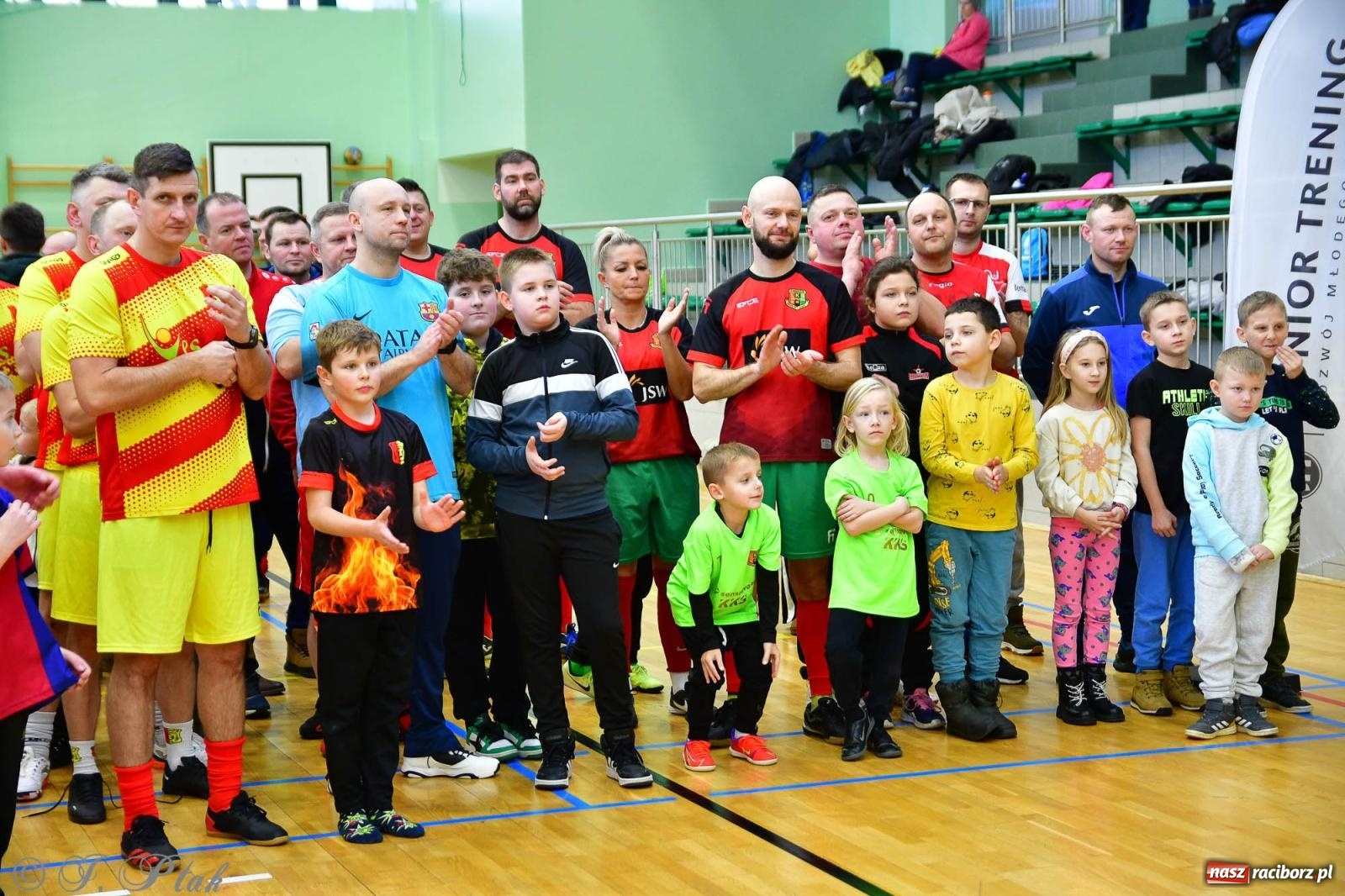 Zdjęcie w galerii na portalu naszraciborz.pl: Rodzice młodych piłkarzy rywalizowali w hali OSiR Racibórz [FOTO] wiadomości z regionu