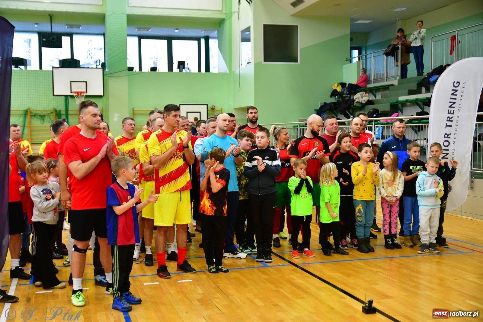 Zdjęcie w galerii na portalu naszraciborz.pl: Rodzice młodych piłkarzy rywalizowali w hali OSiR Racibórz [FOTO] wiadomości z regionu