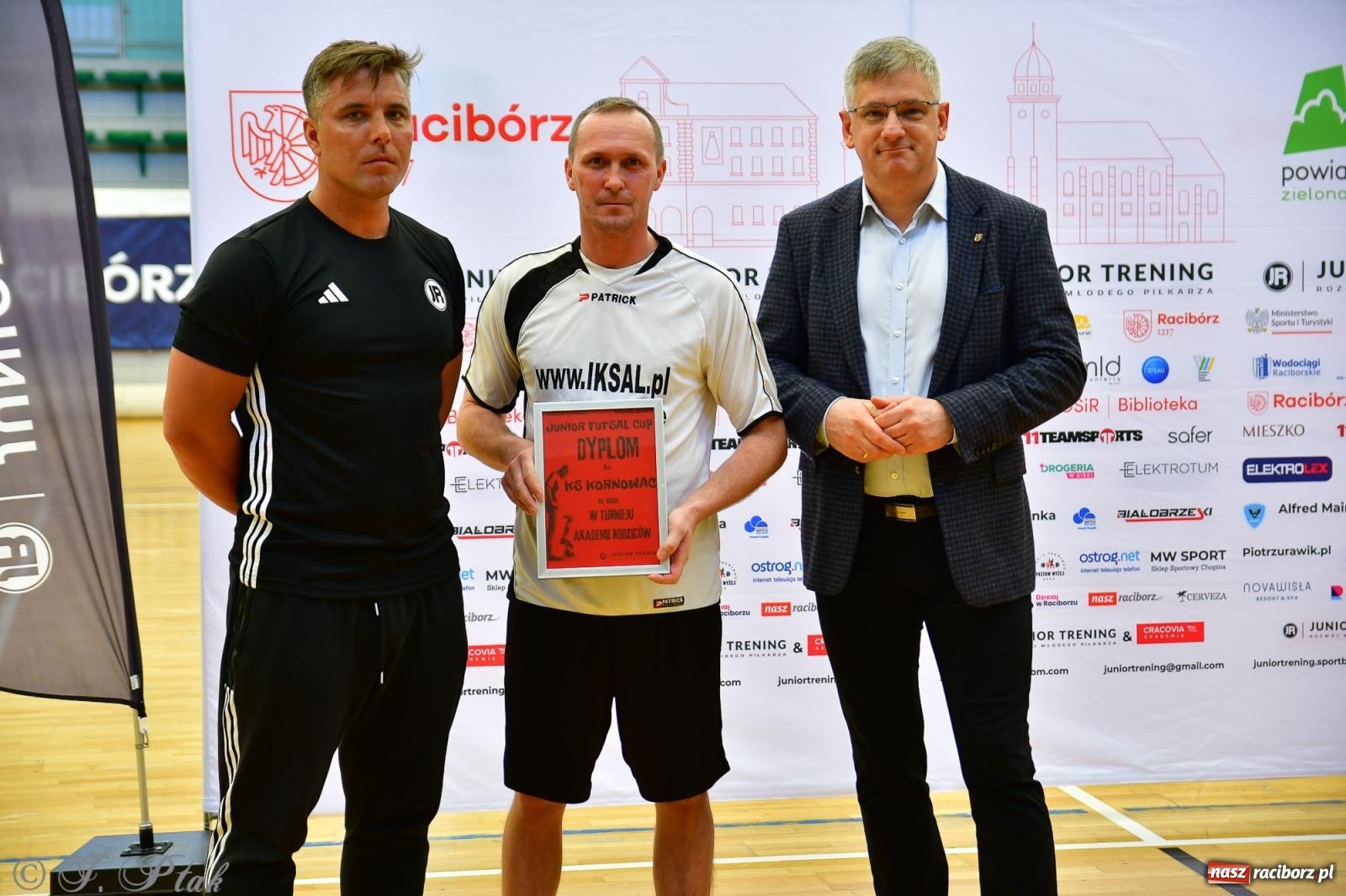 Zdjęcie w galerii na portalu naszraciborz.pl: Rodzice młodych piłkarzy rywalizowali w hali OSiR Racibórz [FOTO] wiadomości z regionu