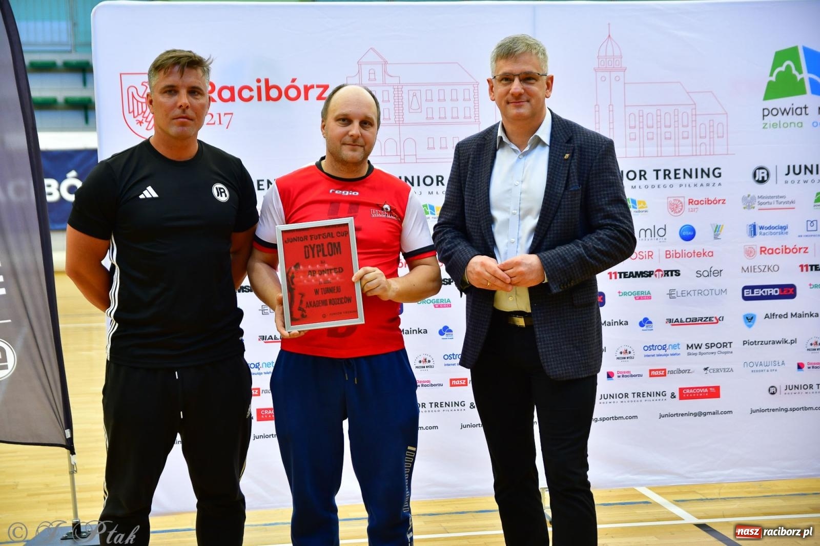 Zdjęcie w galerii na portalu naszraciborz.pl: Rodzice młodych piłkarzy rywalizowali w hali OSiR Racibórz [FOTO] wiadomości z regionu
