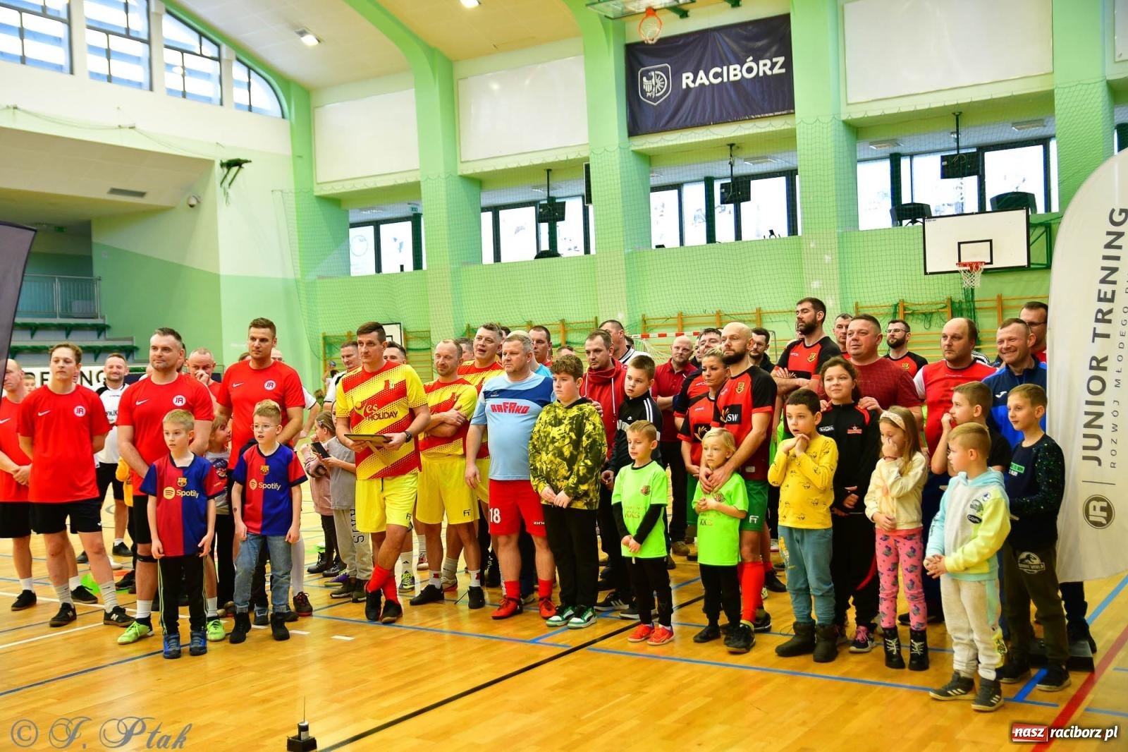 Zdjęcie w galerii na portalu naszraciborz.pl: Rodzice młodych piłkarzy rywalizowali w hali OSiR Racibórz [FOTO] wiadomości z regionu