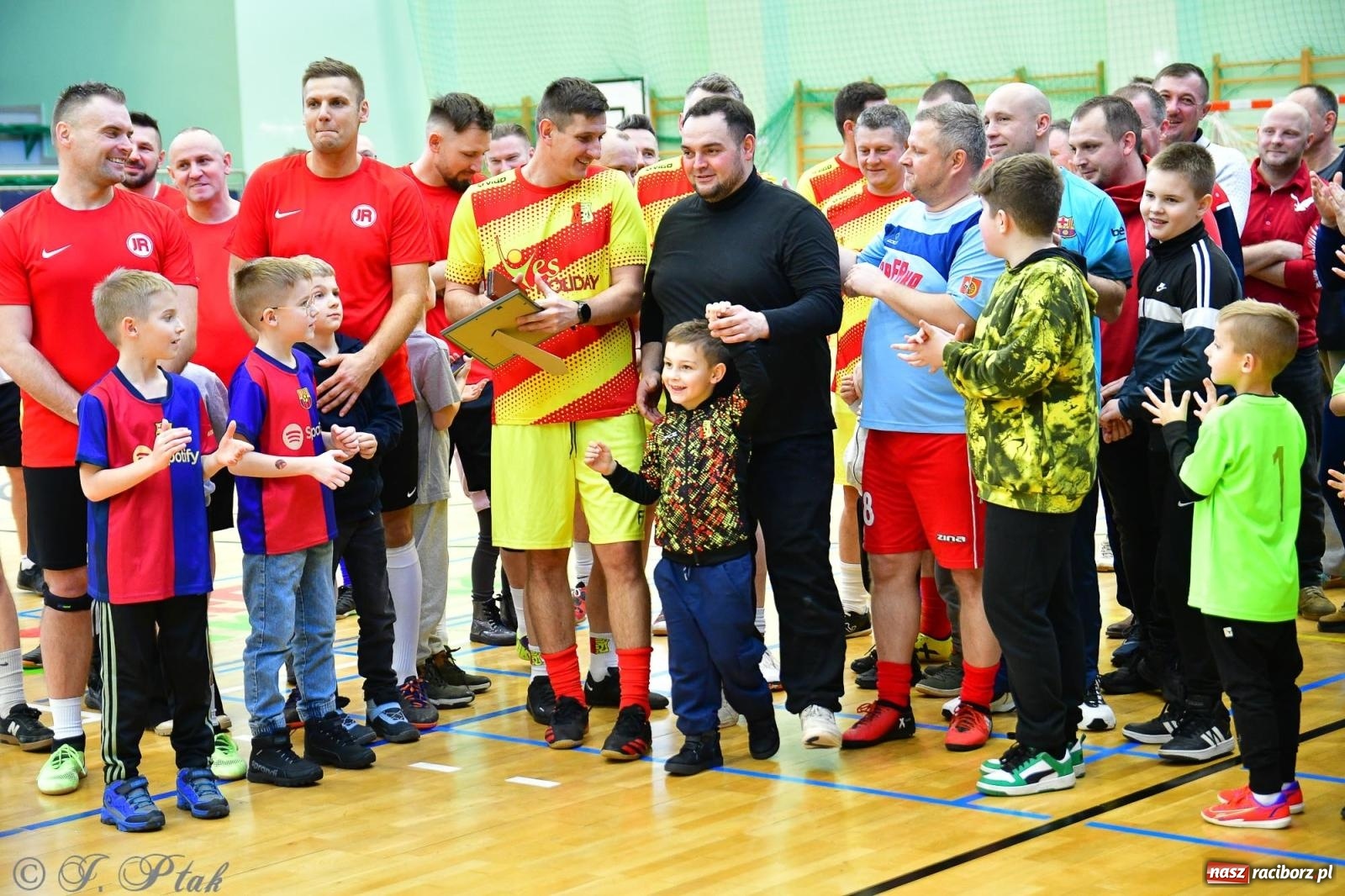 Zdjęcie w galerii na portalu naszraciborz.pl: Rodzice młodych piłkarzy rywalizowali w hali OSiR Racibórz [FOTO] wiadomości z regionu