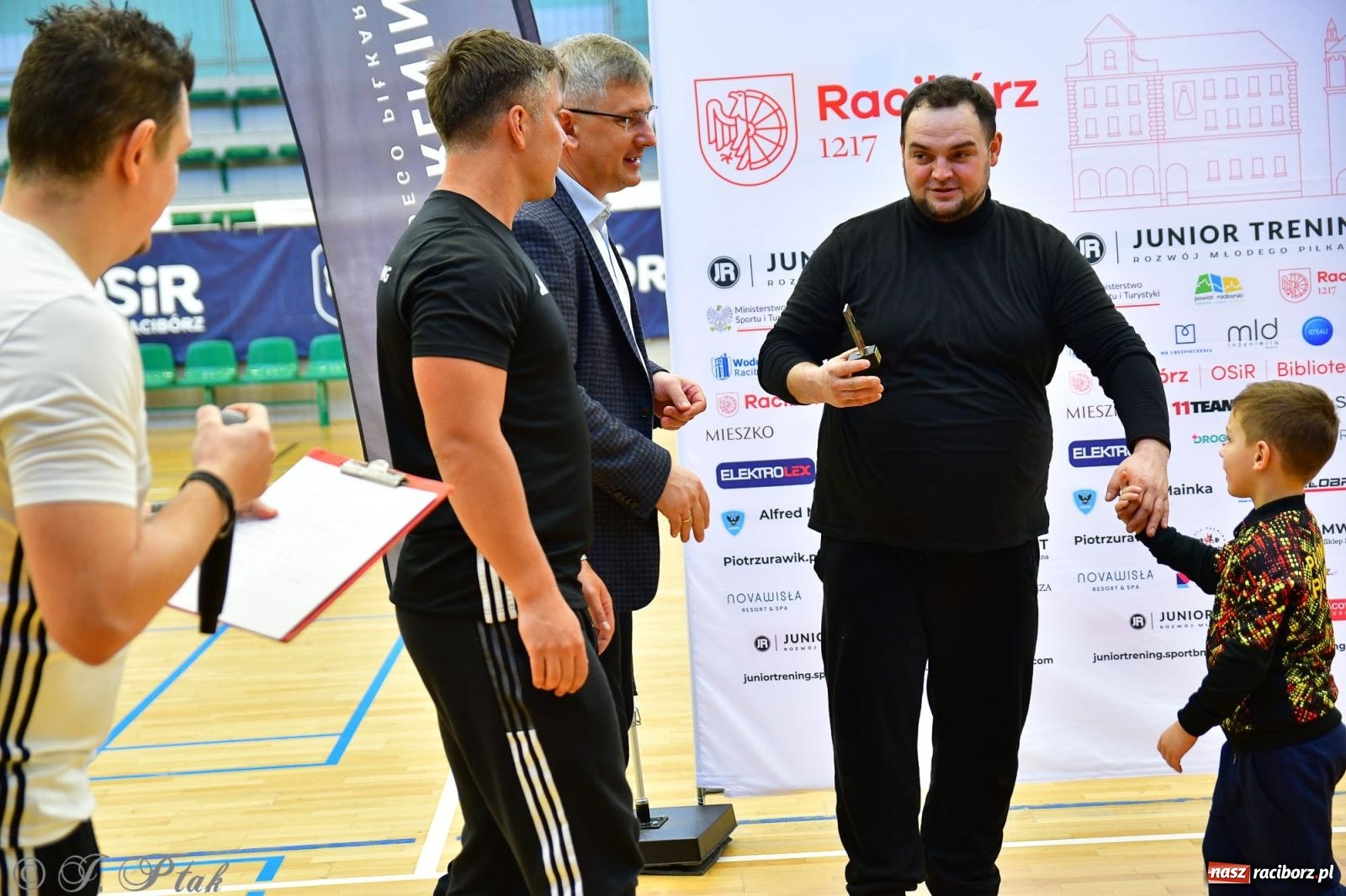 Zdjęcie w galerii na portalu naszraciborz.pl: Rodzice młodych piłkarzy rywalizowali w hali OSiR Racibórz [FOTO] wiadomości z regionu