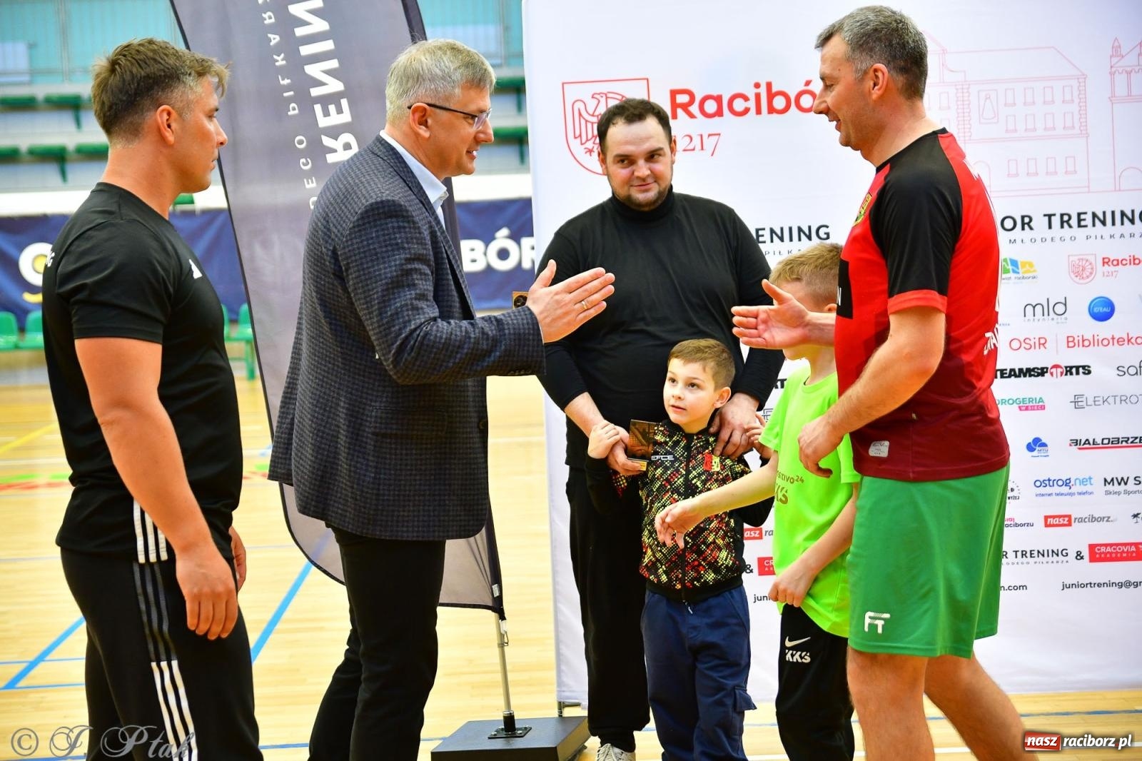Zdjęcie w galerii na portalu naszraciborz.pl: Rodzice młodych piłkarzy rywalizowali w hali OSiR Racibórz [FOTO] wiadomości z regionu