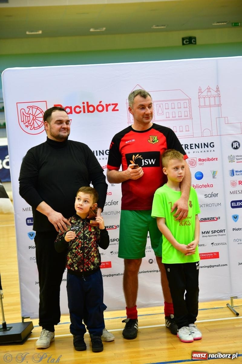 Zdjęcie w galerii na portalu naszraciborz.pl: Rodzice młodych piłkarzy rywalizowali w hali OSiR Racibórz [FOTO] wiadomości z regionu