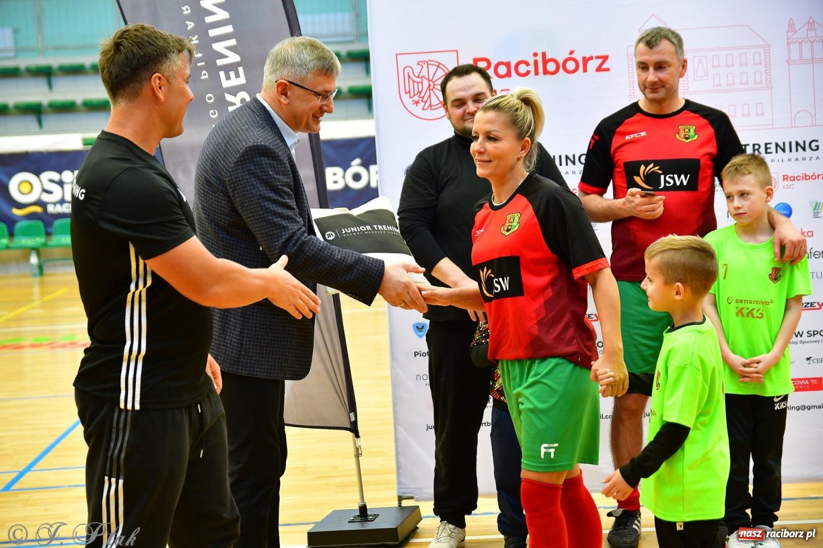 Zdjęcie w galerii na portalu naszraciborz.pl: Rodzice młodych piłkarzy rywalizowali w hali OSiR Racibórz [FOTO] wiadomości z regionu