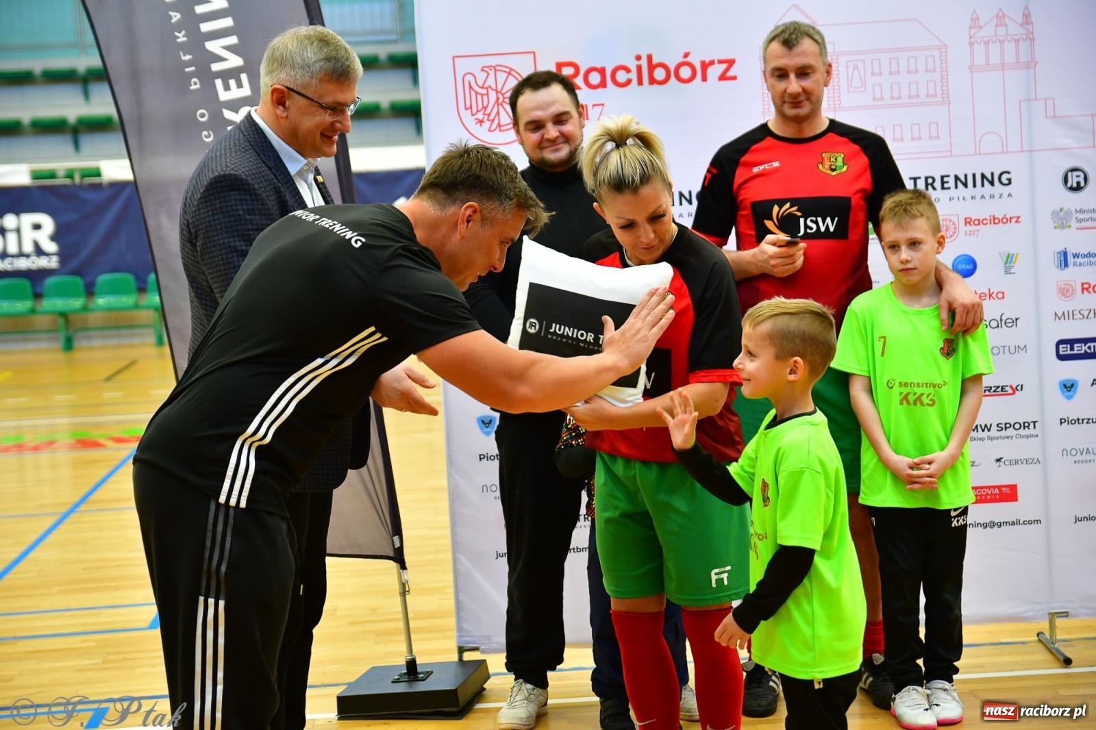 Zdjęcie w galerii na portalu naszraciborz.pl: Rodzice młodych piłkarzy rywalizowali w hali OSiR Racibórz [FOTO] wiadomości z regionu