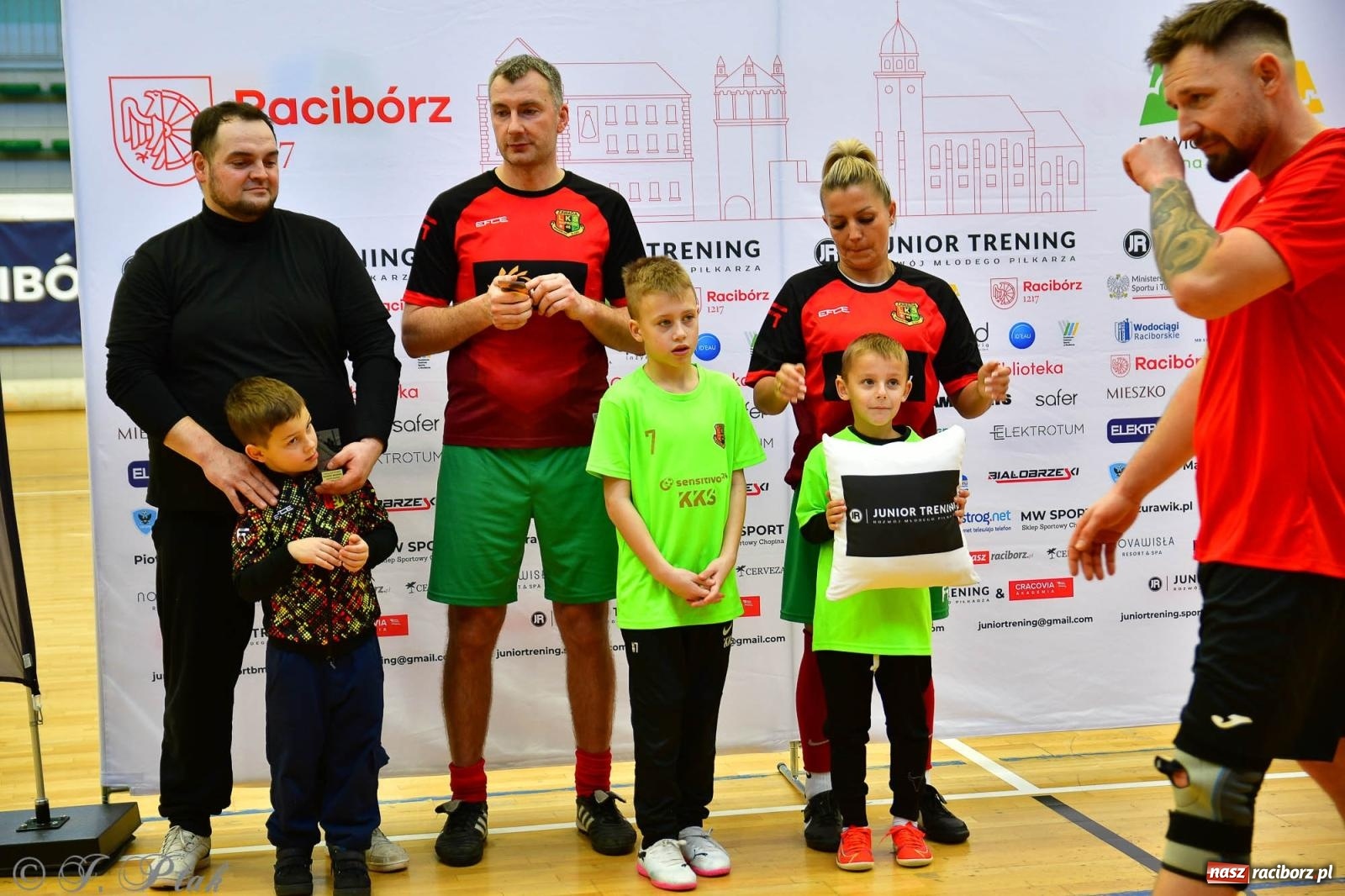 Zdjęcie w galerii na portalu naszraciborz.pl: Rodzice młodych piłkarzy rywalizowali w hali OSiR Racibórz [FOTO] wiadomości z regionu