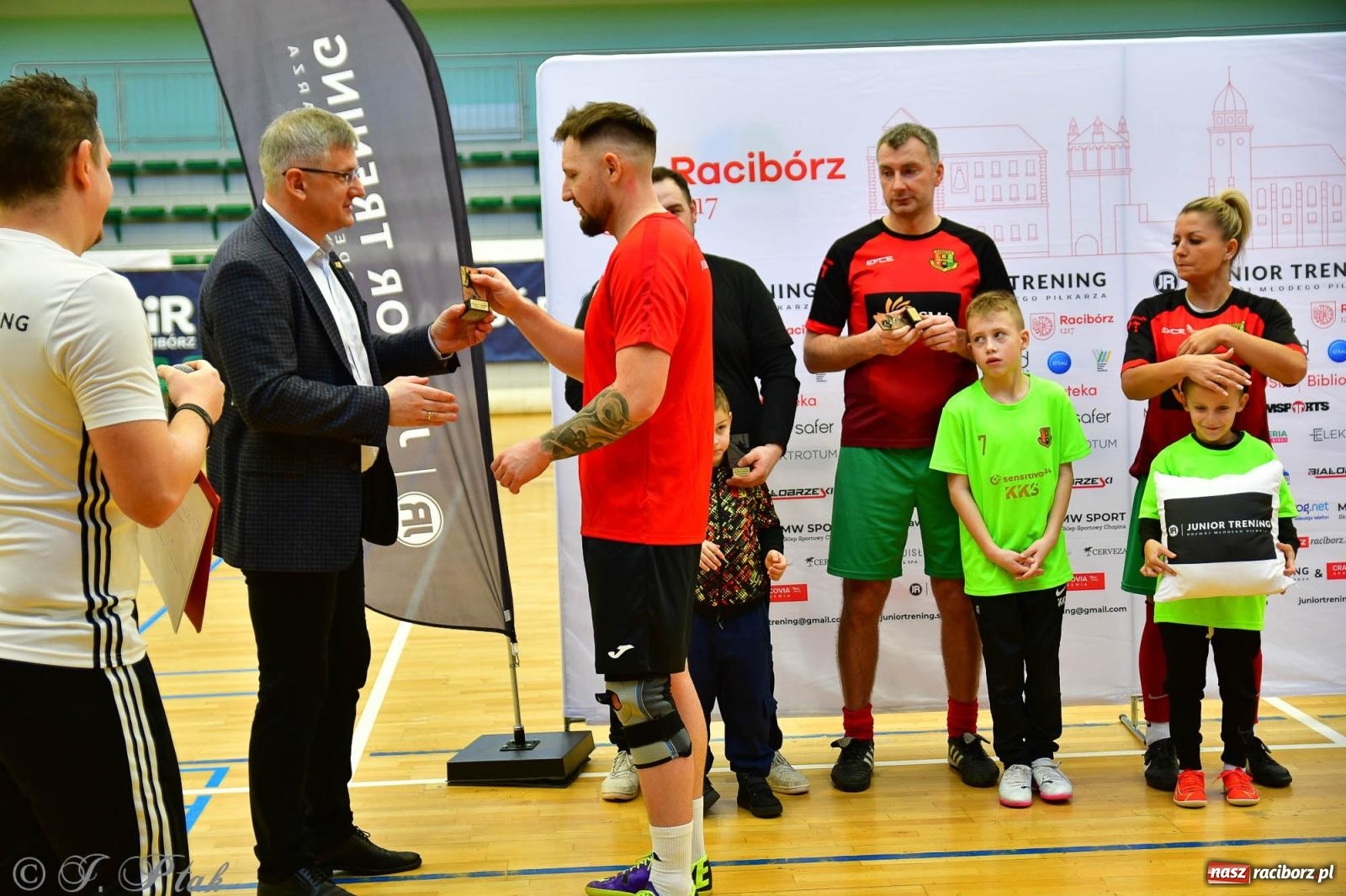Zdjęcie w galerii na portalu naszraciborz.pl: Rodzice młodych piłkarzy rywalizowali w hali OSiR Racibórz [FOTO] wiadomości z regionu