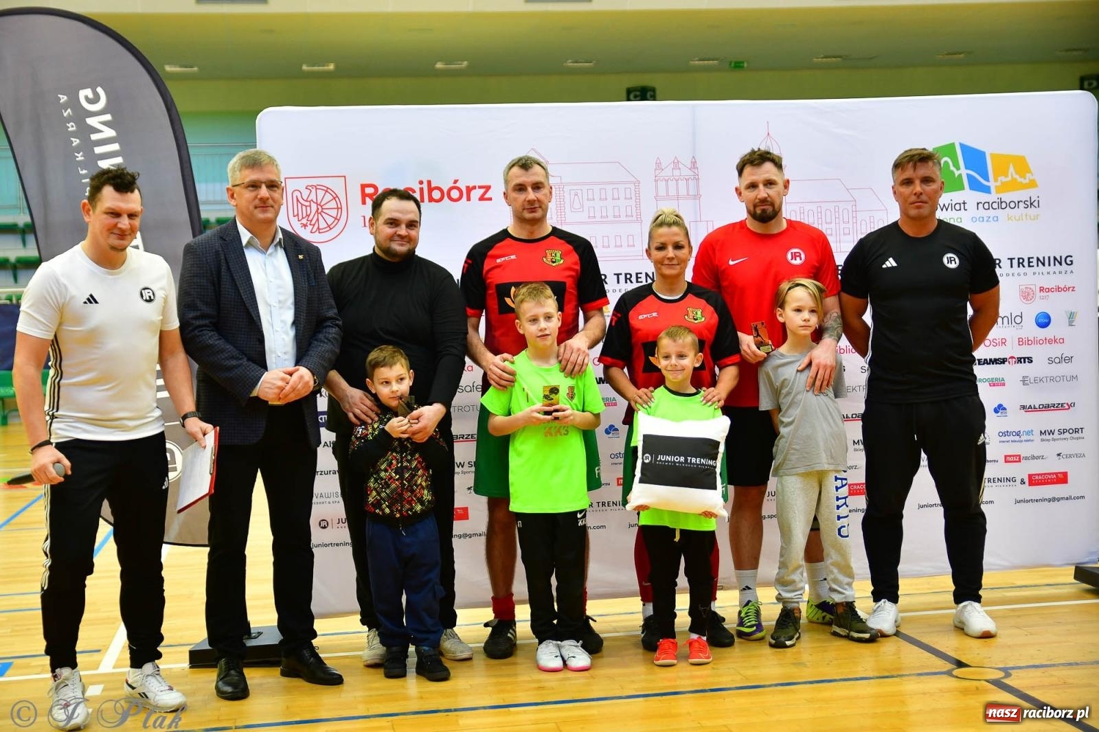 Zdjęcie w galerii na portalu naszraciborz.pl: Rodzice młodych piłkarzy rywalizowali w hali OSiR Racibórz [FOTO] wiadomości z regionu