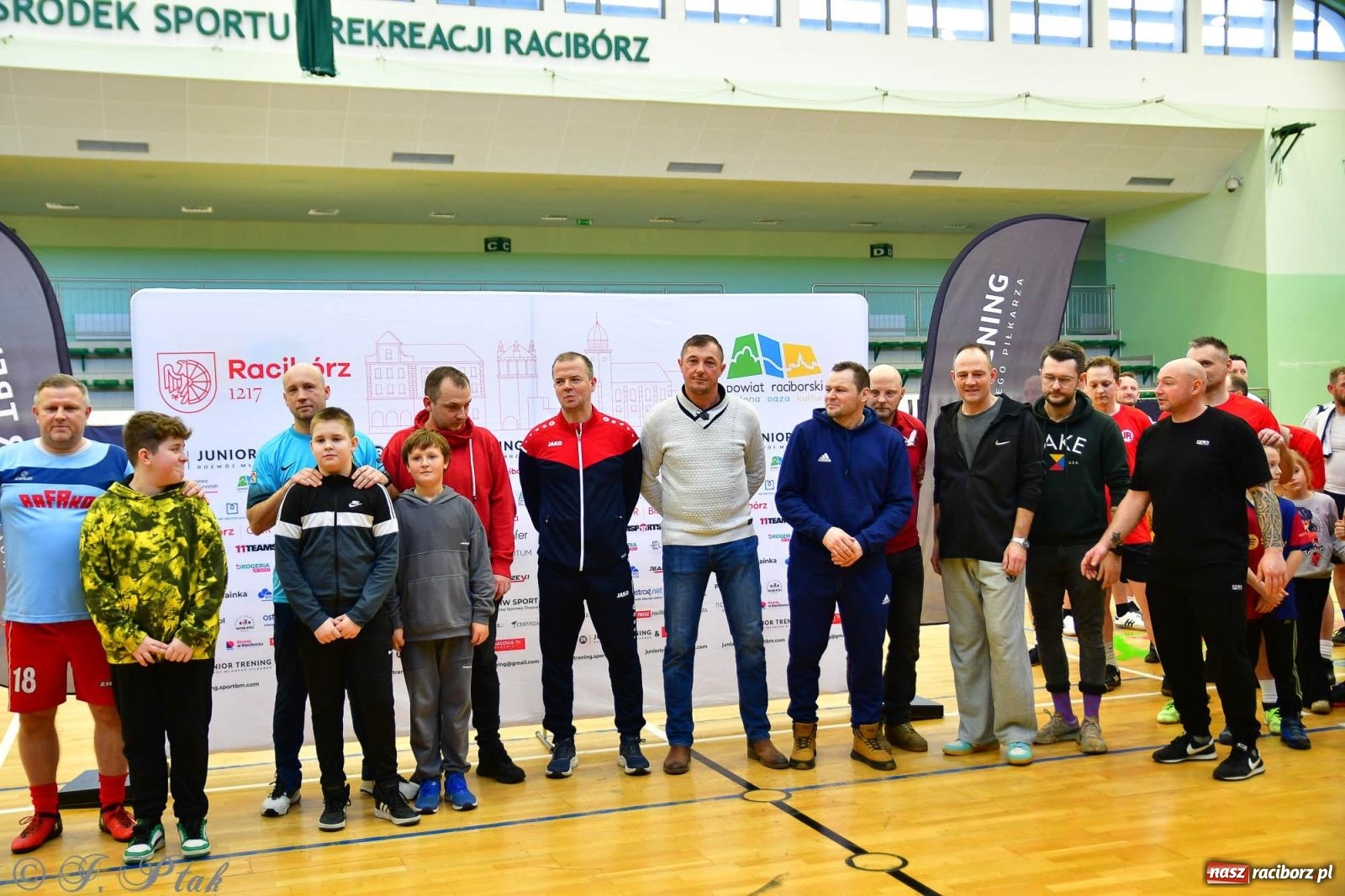 Zdjęcie w galerii na portalu naszraciborz.pl: Rodzice młodych piłkarzy rywalizowali w hali OSiR Racibórz [FOTO] wiadomości z regionu