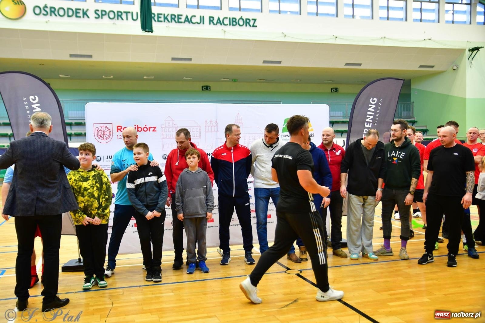 Zdjęcie w galerii na portalu naszraciborz.pl: Rodzice młodych piłkarzy rywalizowali w hali OSiR Racibórz [FOTO] wiadomości z regionu