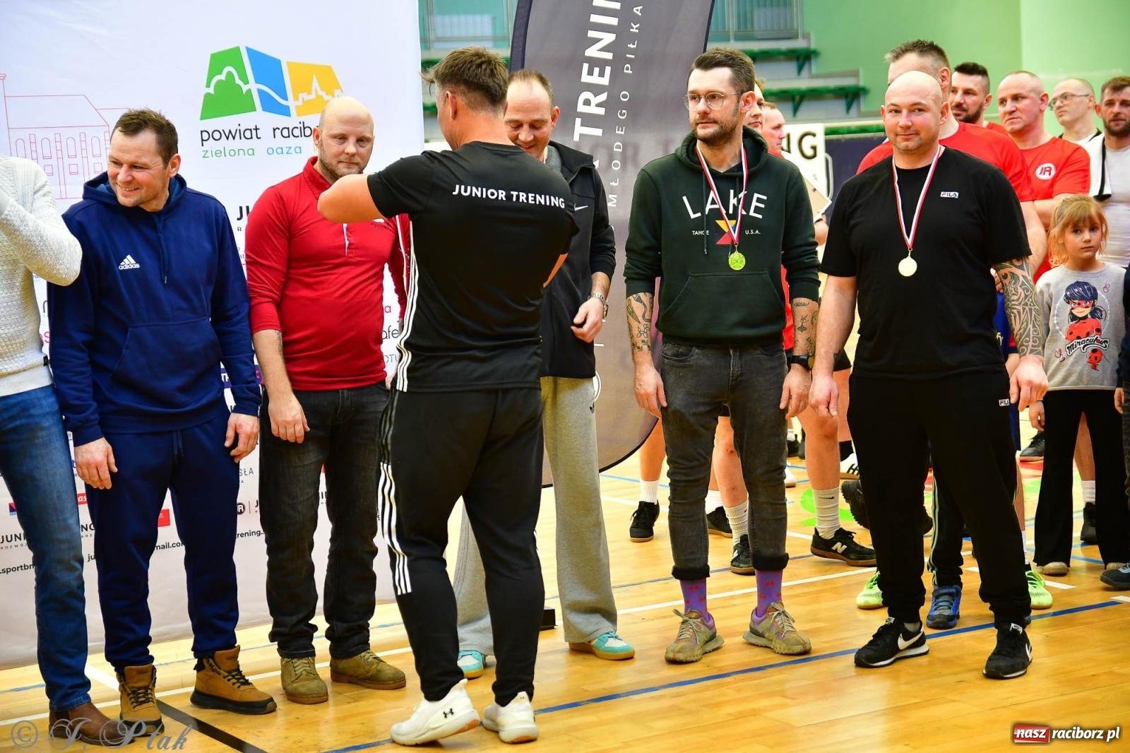 Zdjęcie w galerii na portalu naszraciborz.pl: Rodzice młodych piłkarzy rywalizowali w hali OSiR Racibórz [FOTO] wiadomości z regionu