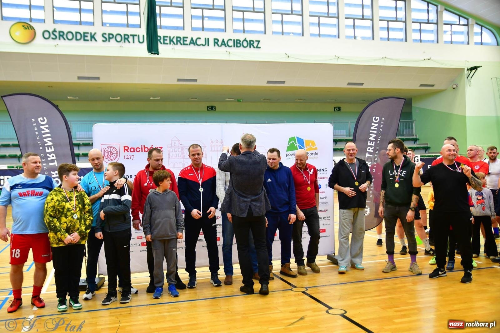 Zdjęcie w galerii na portalu naszraciborz.pl: Rodzice młodych piłkarzy rywalizowali w hali OSiR Racibórz [FOTO] wiadomości z regionu