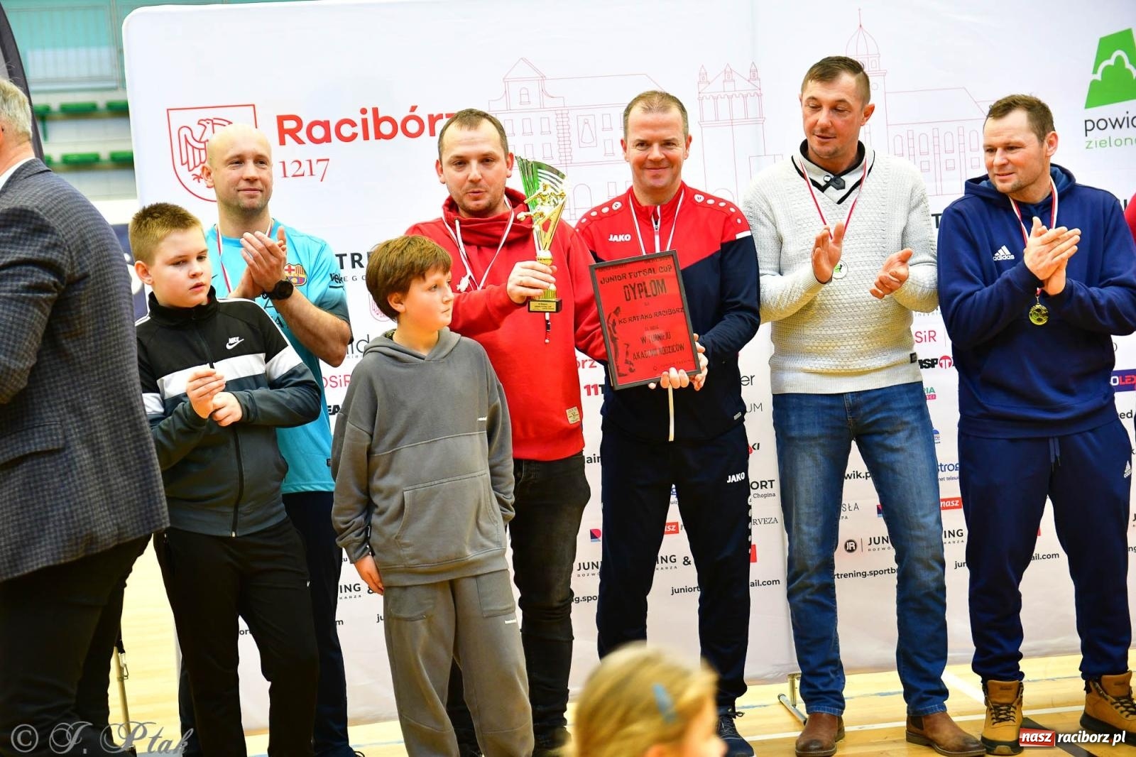 Zdjęcie w galerii na portalu naszraciborz.pl: Rodzice młodych piłkarzy rywalizowali w hali OSiR Racibórz [FOTO] wiadomości z regionu