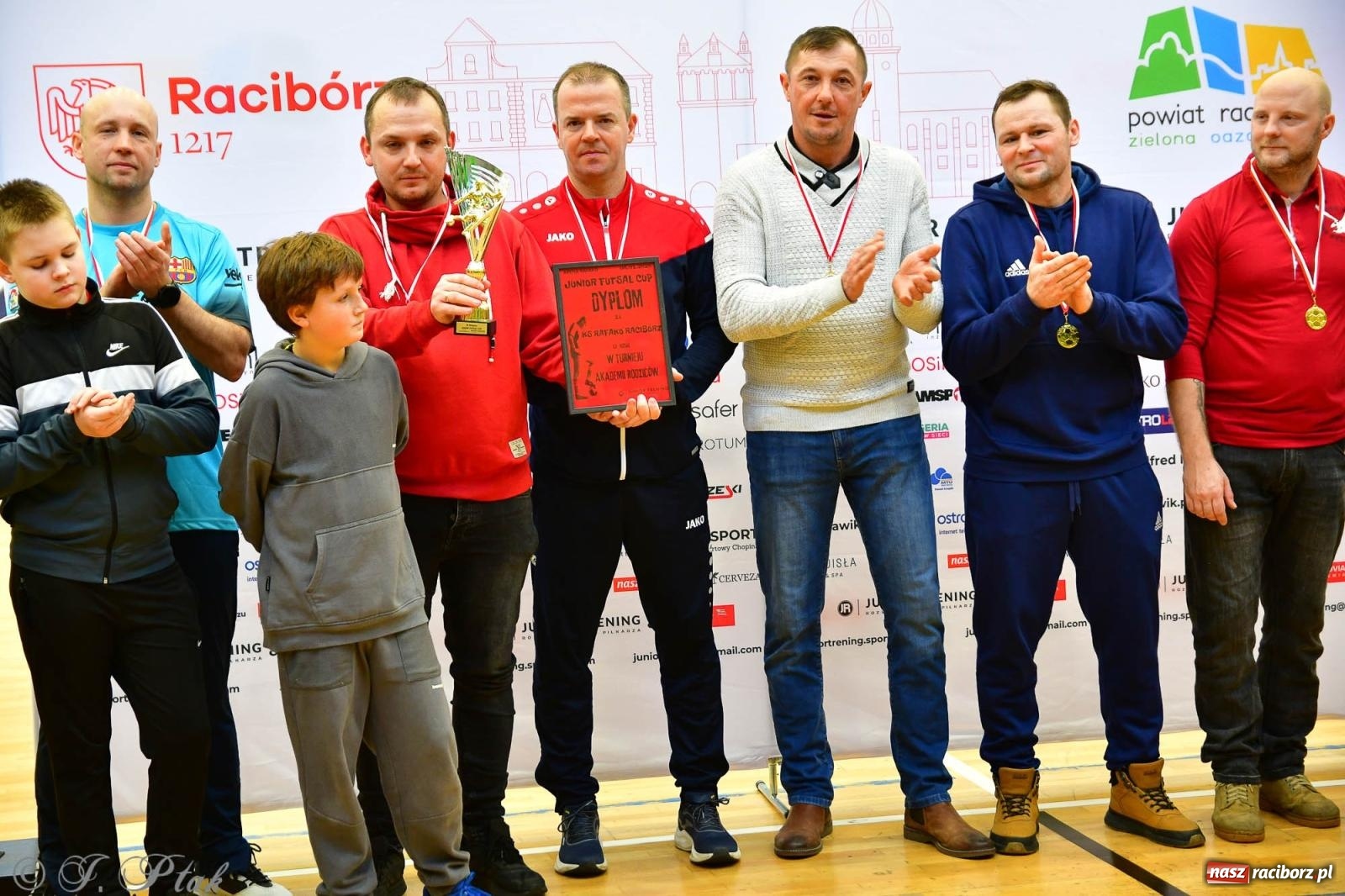 Zdjęcie w galerii na portalu naszraciborz.pl: Rodzice młodych piłkarzy rywalizowali w hali OSiR Racibórz [FOTO] wiadomości z regionu