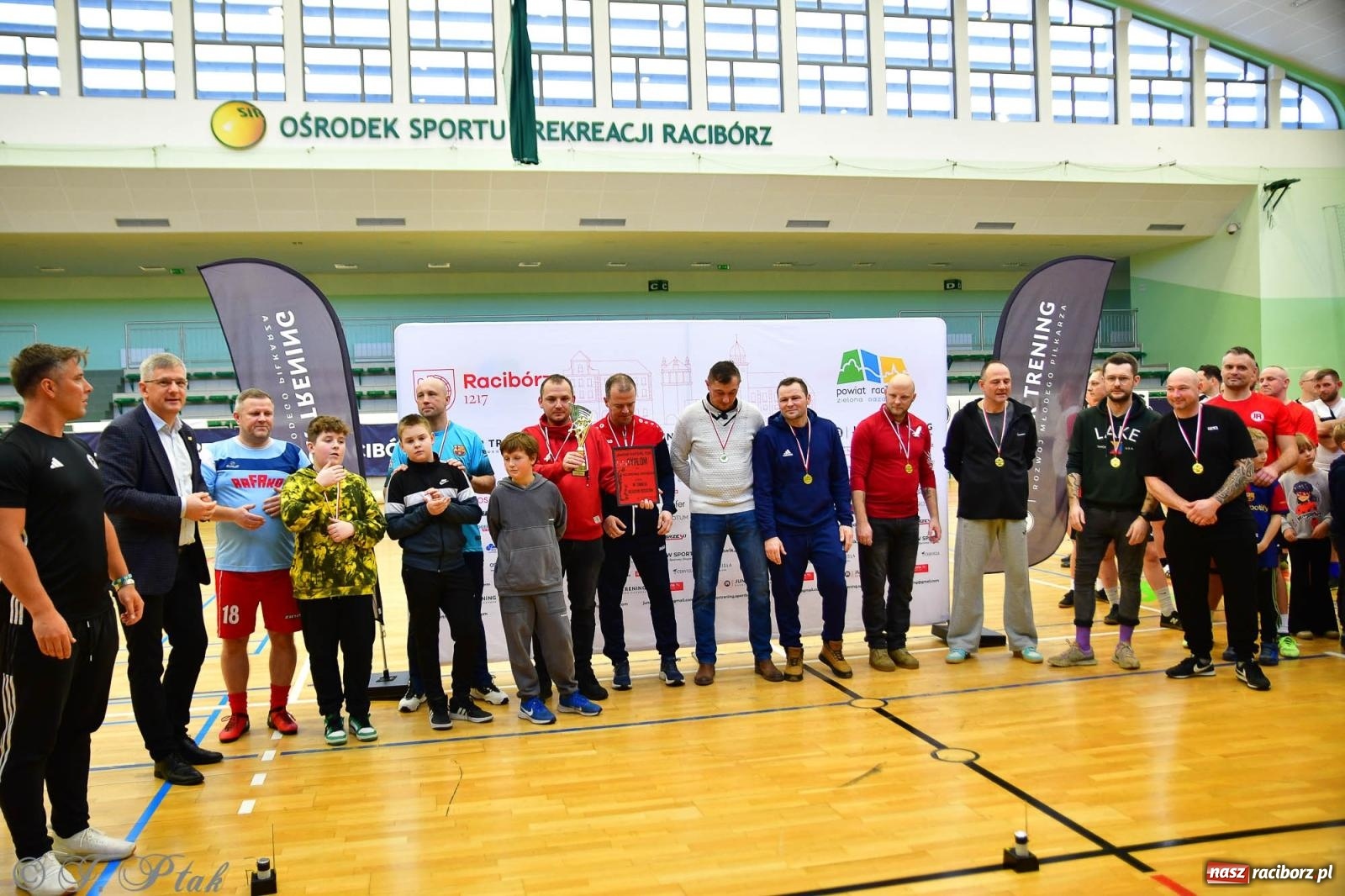 Zdjęcie w galerii na portalu naszraciborz.pl: Rodzice młodych piłkarzy rywalizowali w hali OSiR Racibórz [FOTO] wiadomości z regionu