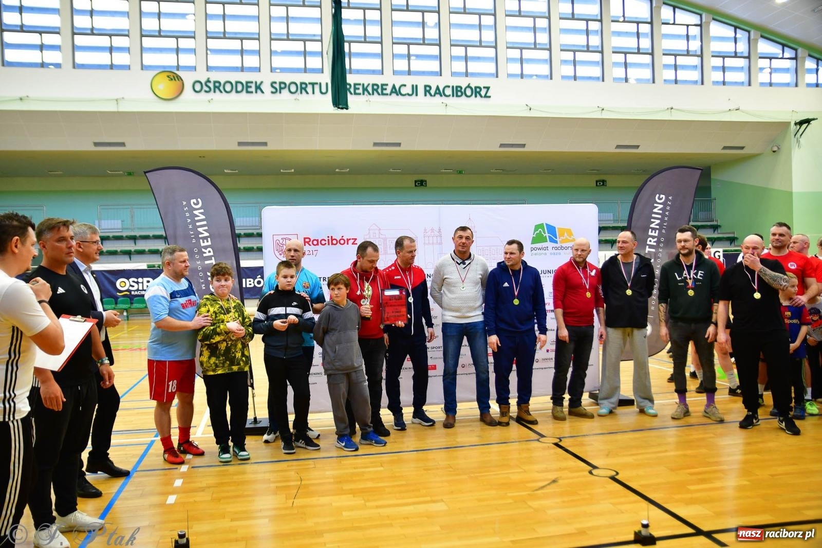 Zdjęcie w galerii na portalu naszraciborz.pl: Rodzice młodych piłkarzy rywalizowali w hali OSiR Racibórz [FOTO] wiadomości z regionu