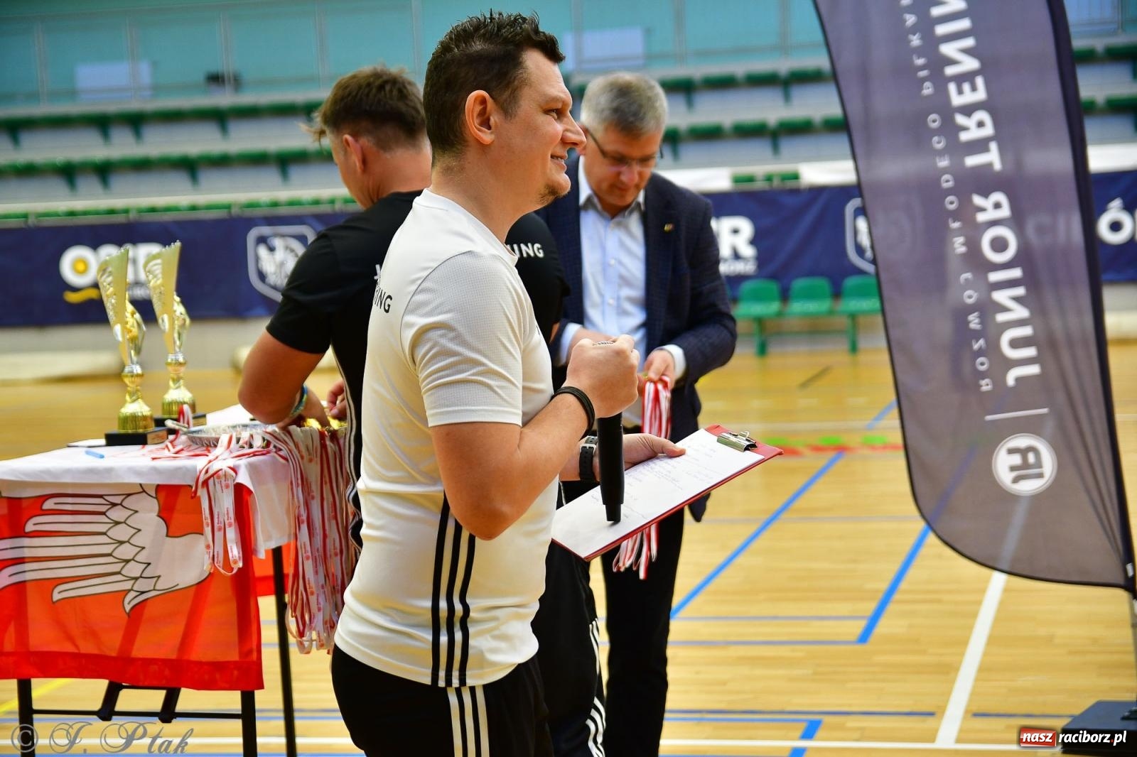 Zdjęcie w galerii na portalu naszraciborz.pl: Rodzice młodych piłkarzy rywalizowali w hali OSiR Racibórz [FOTO] wiadomości z regionu