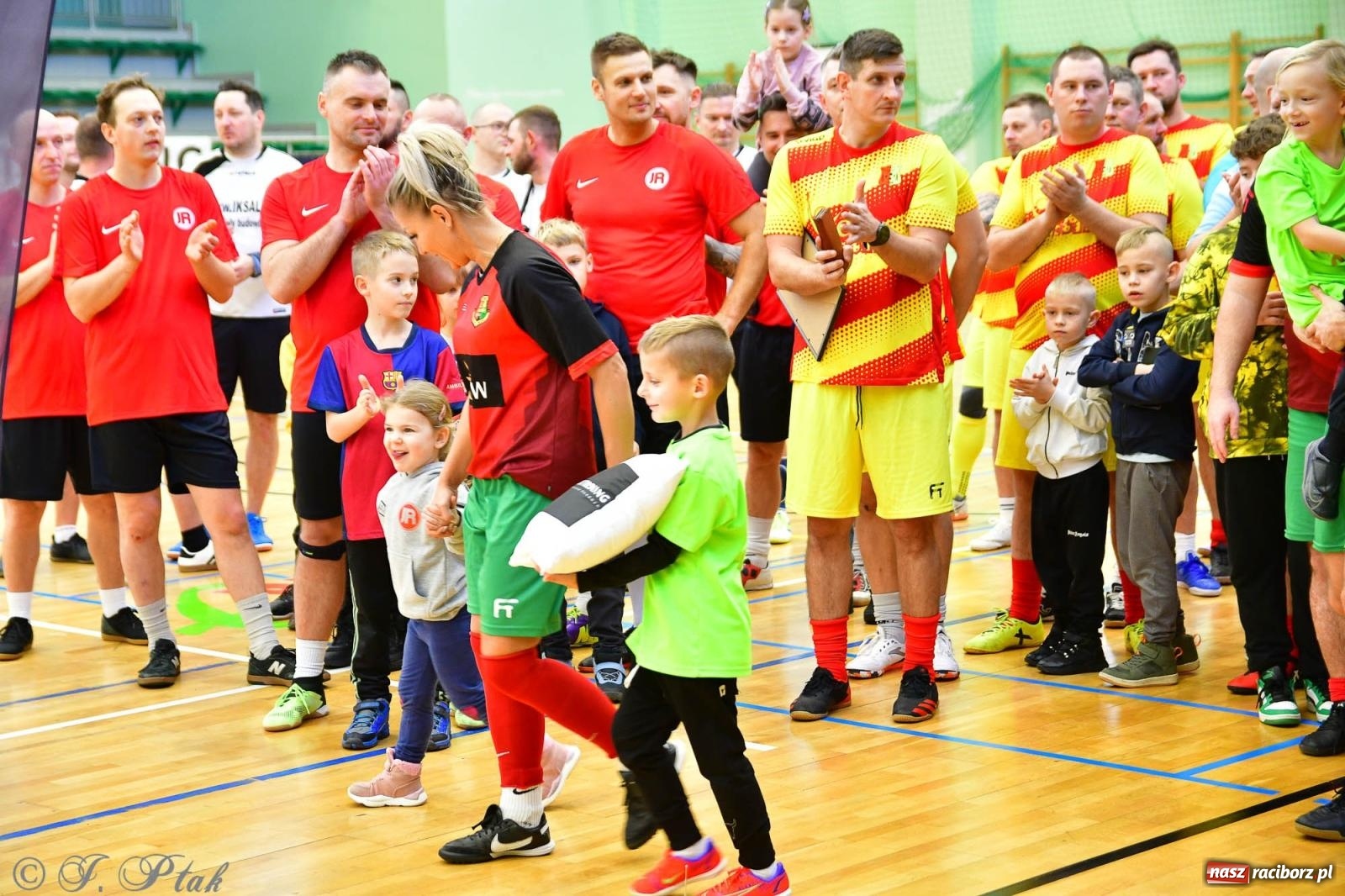Zdjęcie w galerii na portalu naszraciborz.pl: Rodzice młodych piłkarzy rywalizowali w hali OSiR Racibórz [FOTO] wiadomości z regionu
