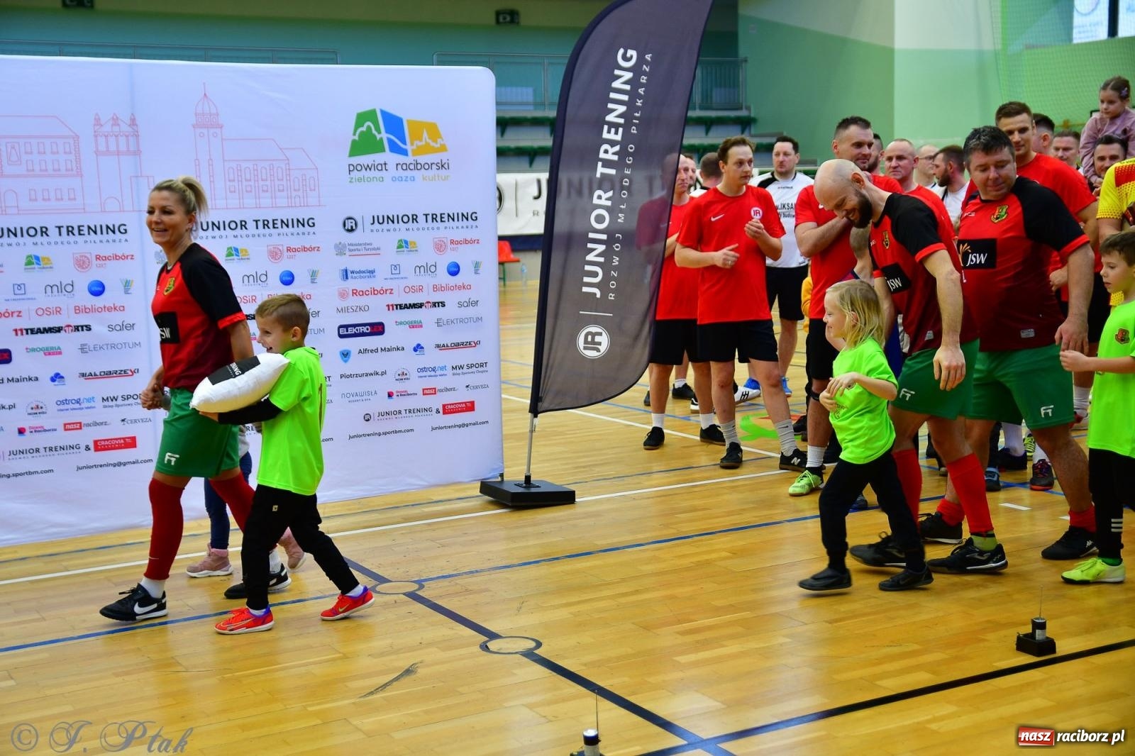 Zdjęcie w galerii na portalu naszraciborz.pl: Rodzice młodych piłkarzy rywalizowali w hali OSiR Racibórz [FOTO] wiadomości z regionu