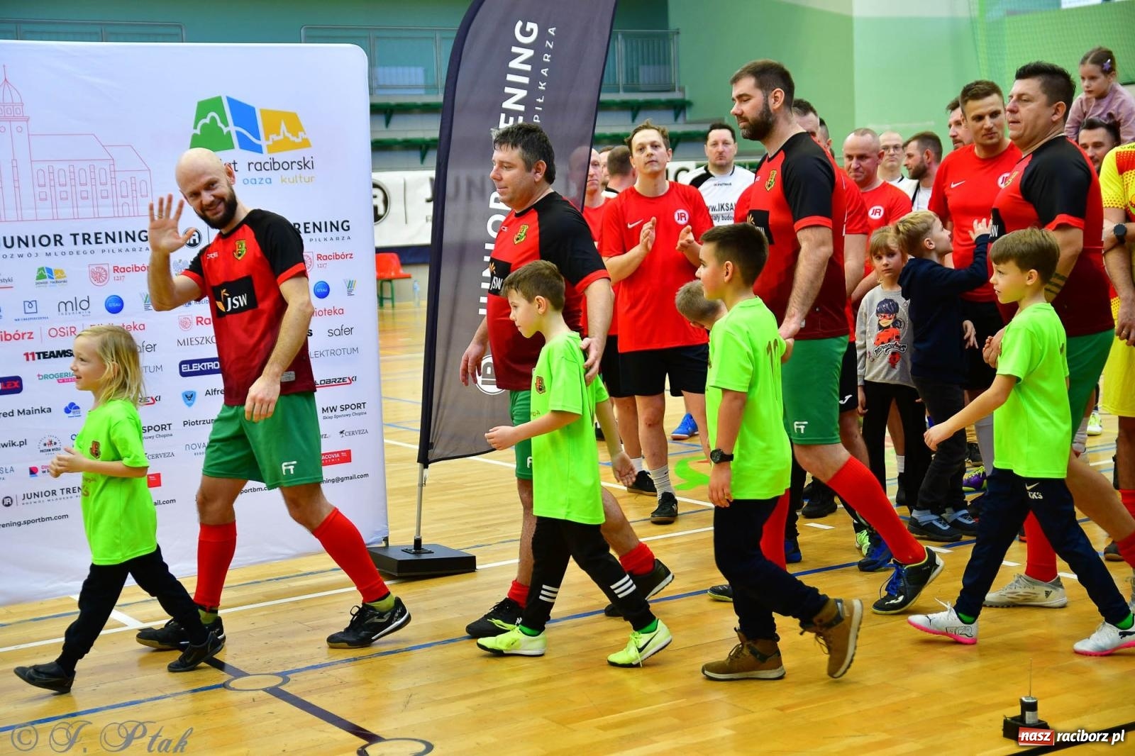 Zdjęcie w galerii na portalu naszraciborz.pl: Rodzice młodych piłkarzy rywalizowali w hali OSiR Racibórz [FOTO] wiadomości z regionu