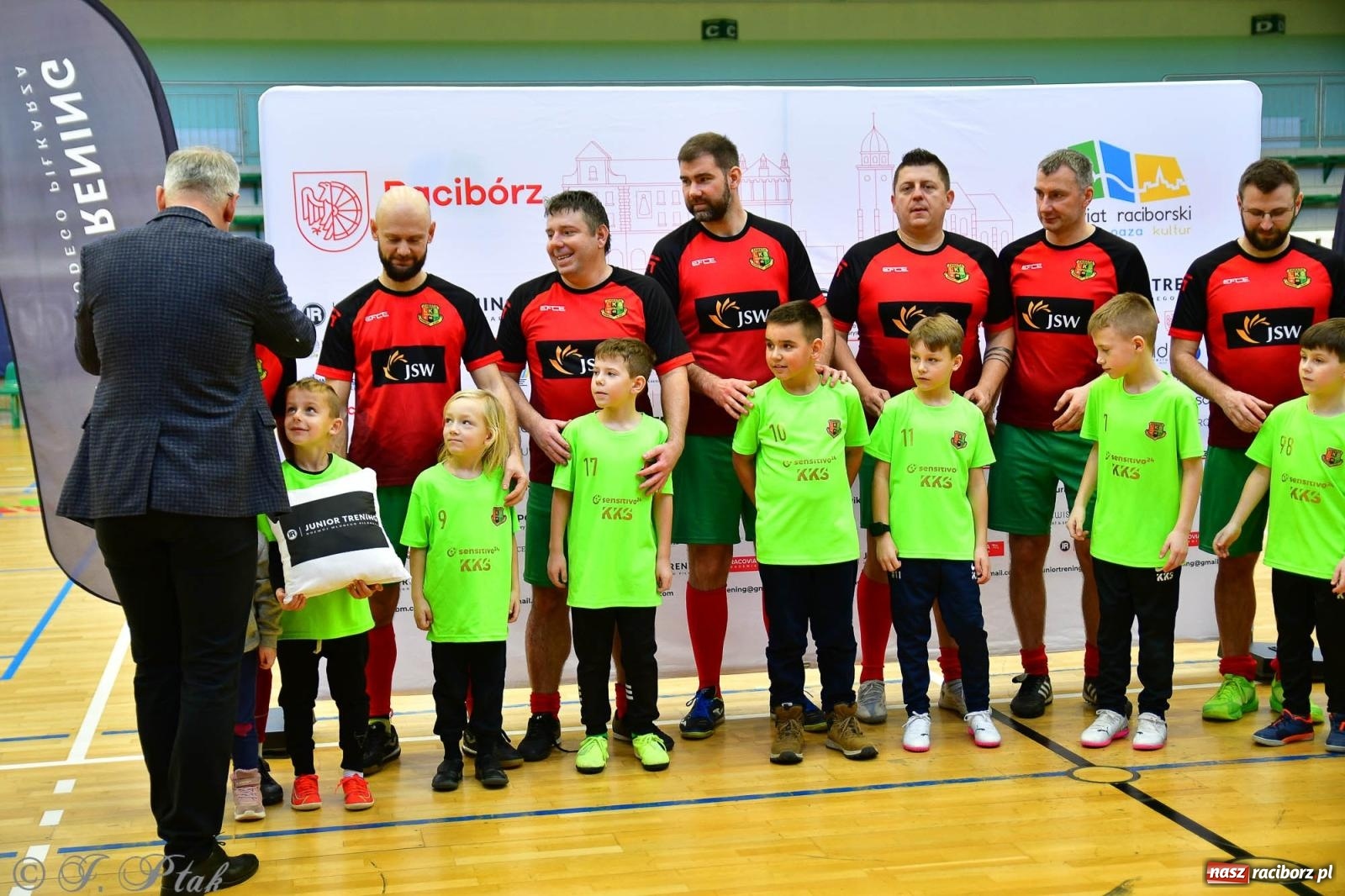 Zdjęcie w galerii na portalu naszraciborz.pl: Rodzice młodych piłkarzy rywalizowali w hali OSiR Racibórz [FOTO] wiadomości z regionu