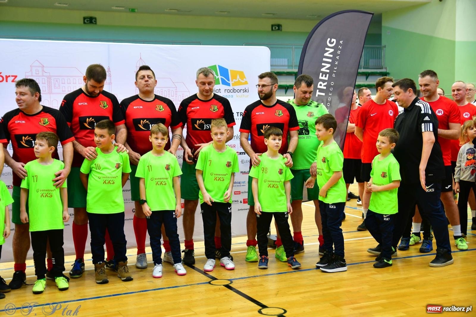 Zdjęcie w galerii na portalu naszraciborz.pl: Rodzice młodych piłkarzy rywalizowali w hali OSiR Racibórz [FOTO] wiadomości z regionu