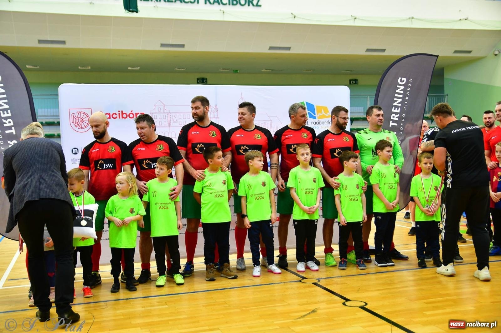 Zdjęcie w galerii na portalu naszraciborz.pl: Rodzice młodych piłkarzy rywalizowali w hali OSiR Racibórz [FOTO] wiadomości z regionu