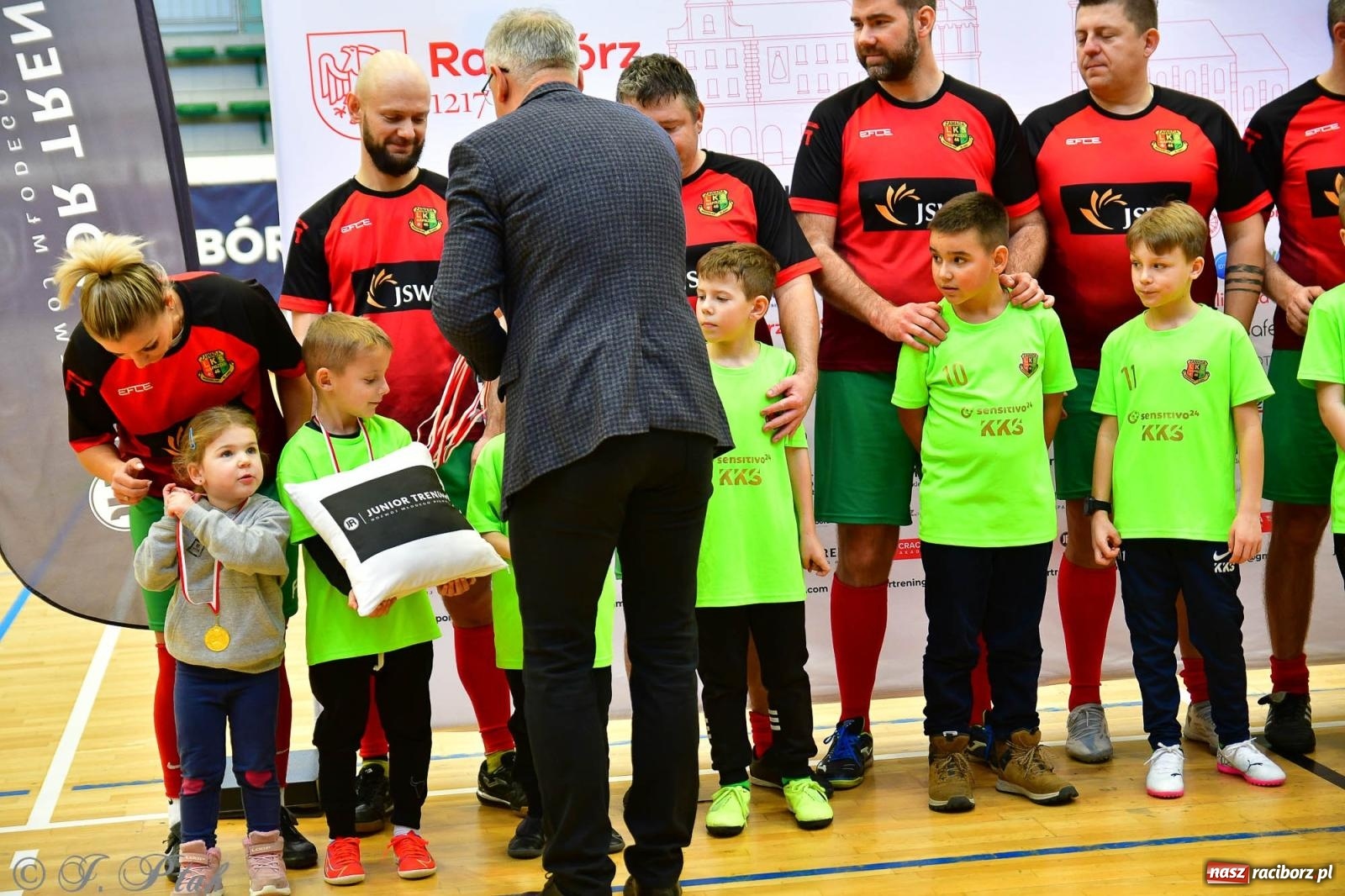 Zdjęcie w galerii na portalu naszraciborz.pl: Rodzice młodych piłkarzy rywalizowali w hali OSiR Racibórz [FOTO] wiadomości z regionu