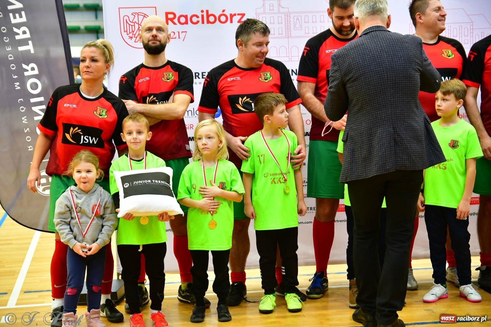 Zdjęcie w galerii na portalu naszraciborz.pl: Rodzice młodych piłkarzy rywalizowali w hali OSiR Racibórz [FOTO] wiadomości z regionu