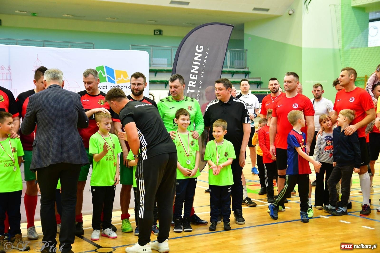 Zdjęcie w galerii na portalu naszraciborz.pl: Rodzice młodych piłkarzy rywalizowali w hali OSiR Racibórz [FOTO] wiadomości z regionu