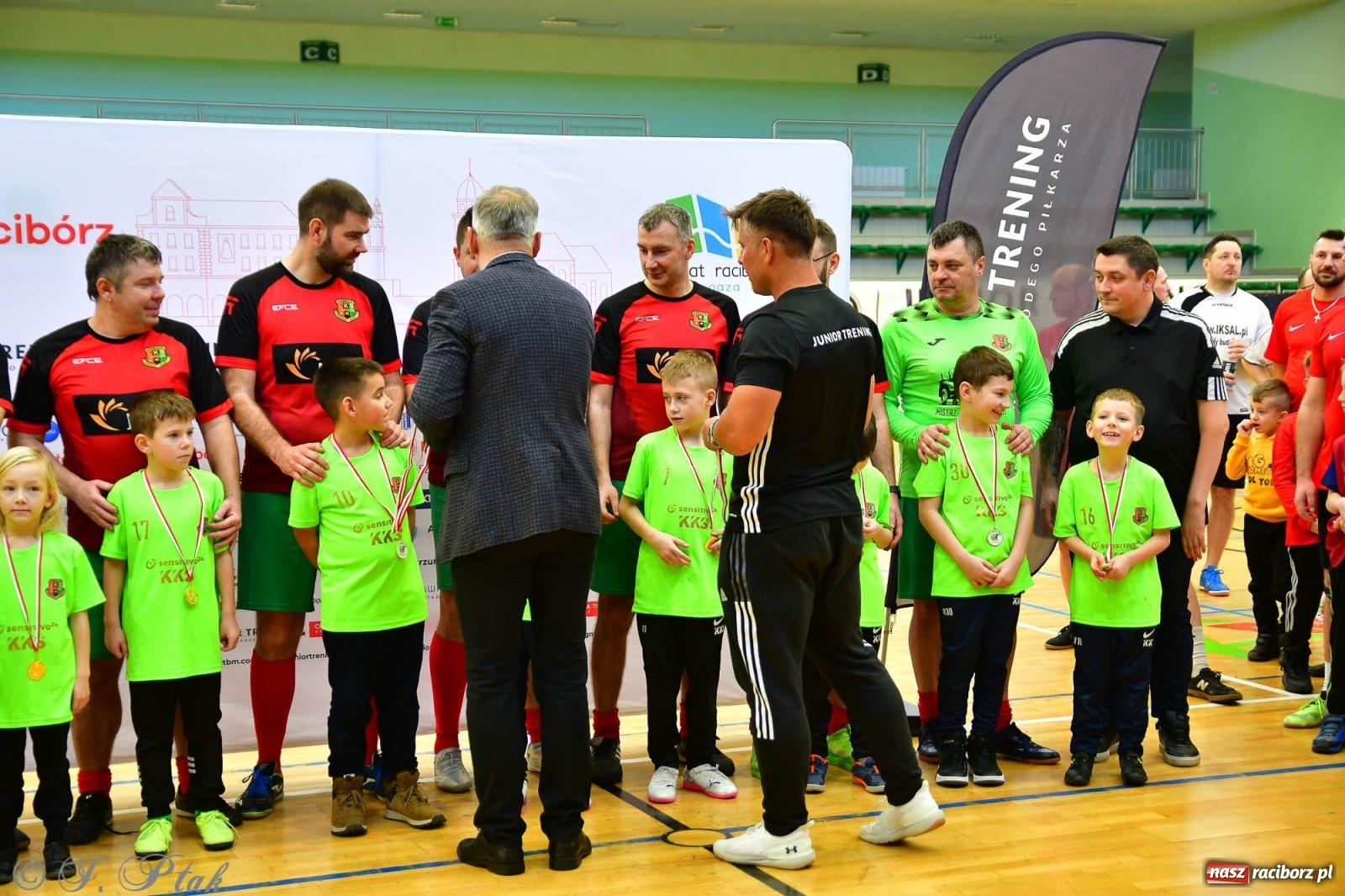 Zdjęcie w galerii na portalu naszraciborz.pl: Rodzice młodych piłkarzy rywalizowali w hali OSiR Racibórz [FOTO] wiadomości z regionu