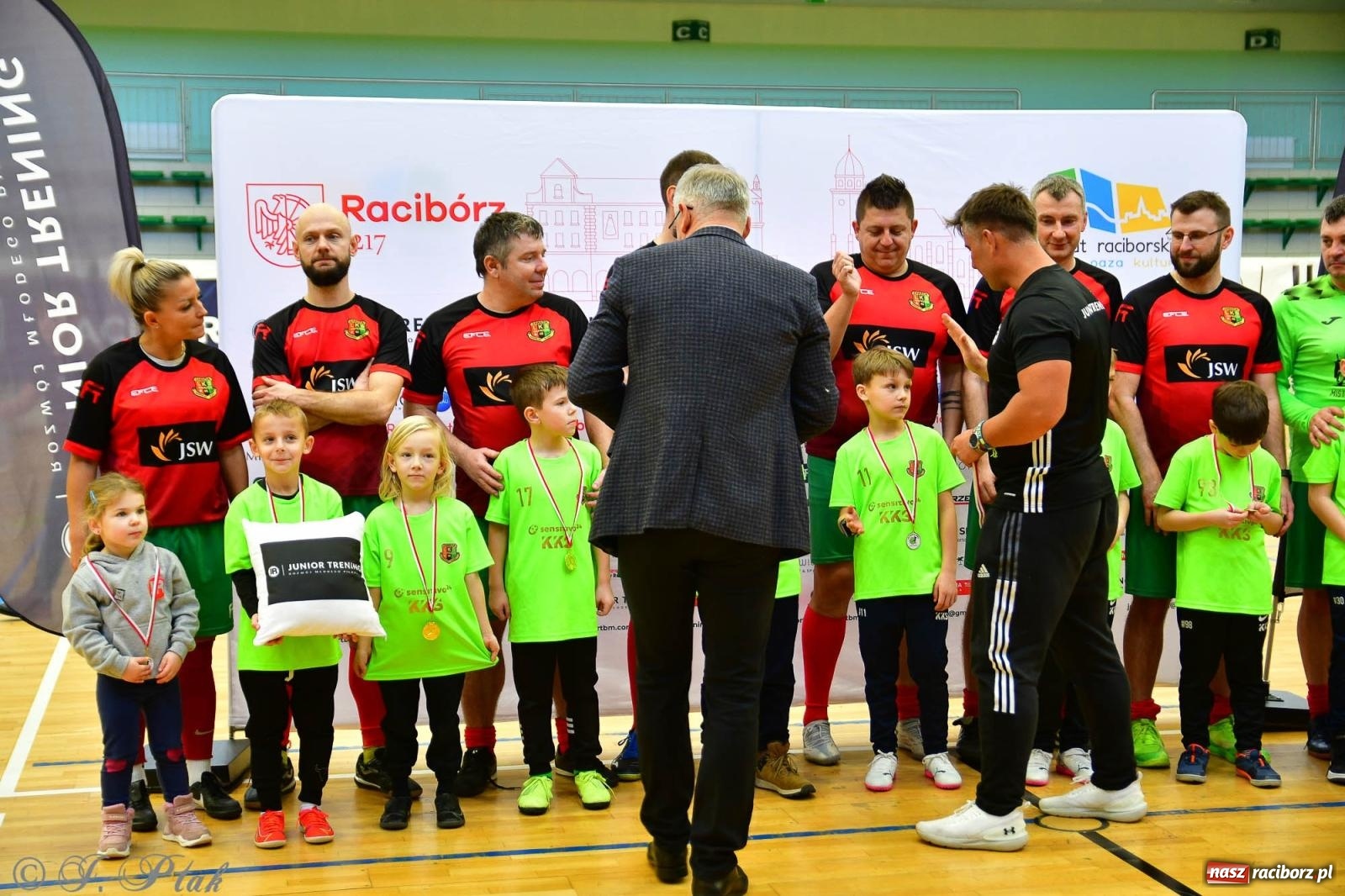 Zdjęcie w galerii na portalu naszraciborz.pl: Rodzice młodych piłkarzy rywalizowali w hali OSiR Racibórz [FOTO] wiadomości z regionu