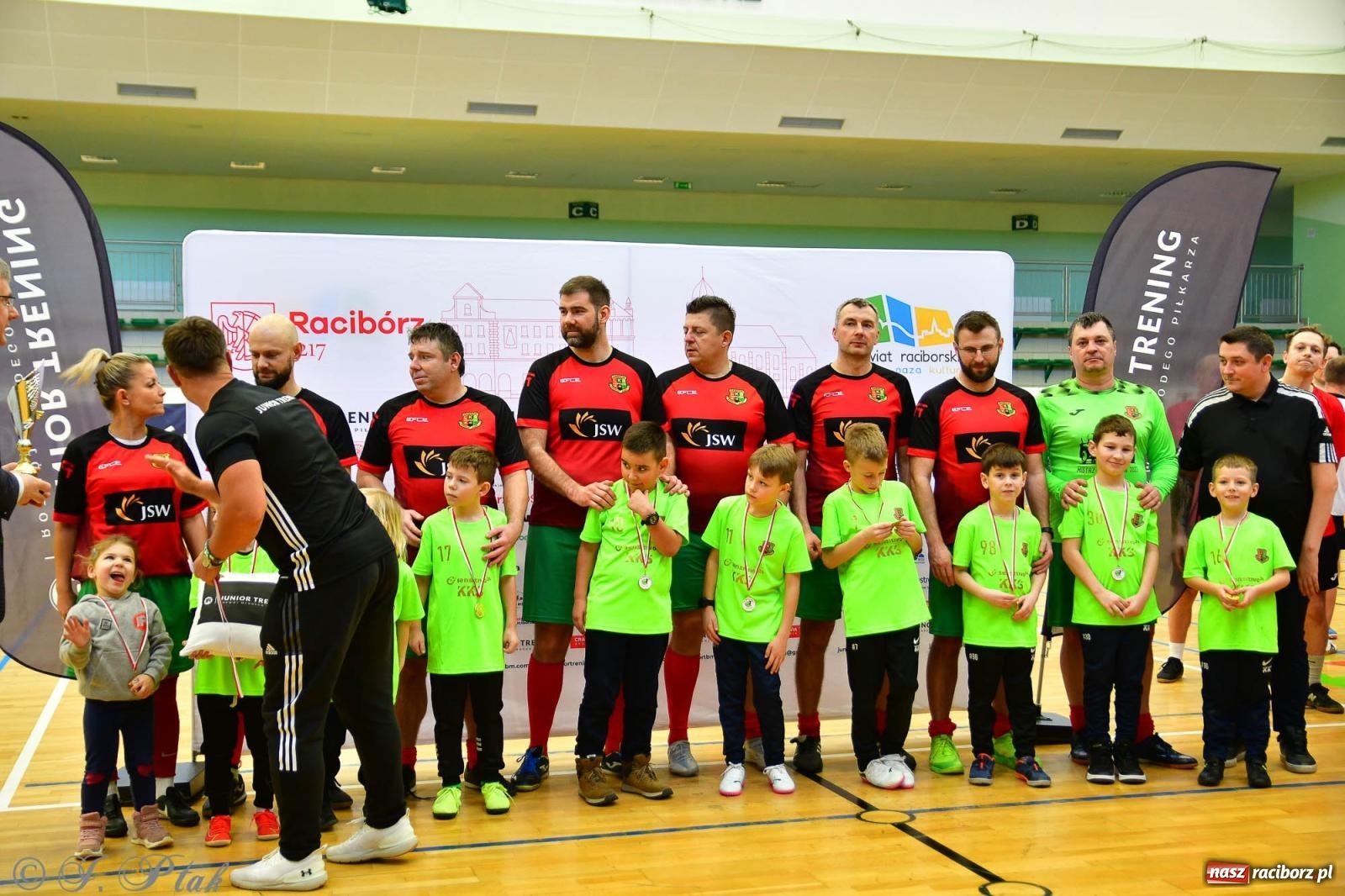 Zdjęcie w galerii na portalu naszraciborz.pl: Rodzice młodych piłkarzy rywalizowali w hali OSiR Racibórz [FOTO] wiadomości z regionu