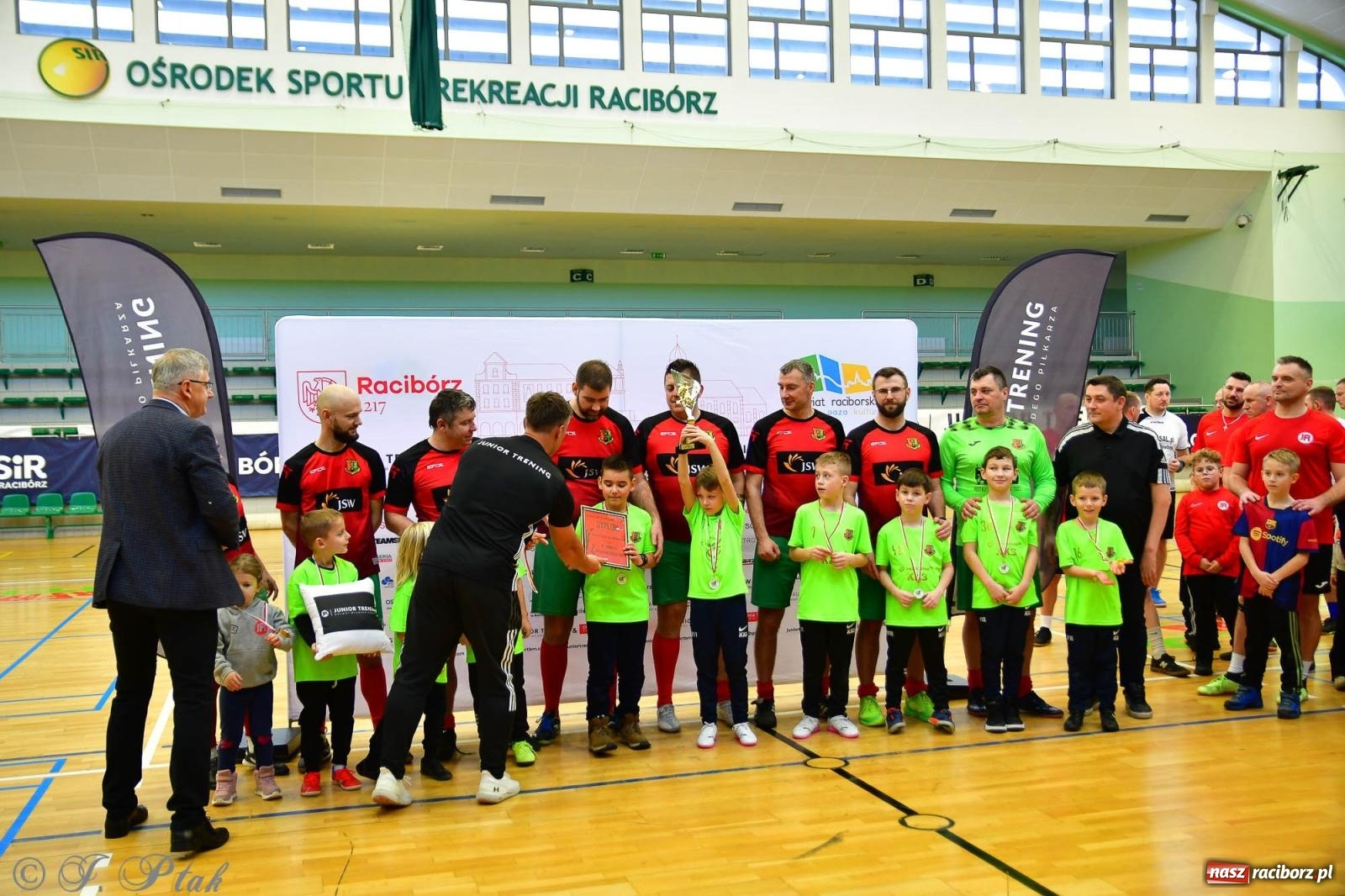 Zdjęcie w galerii na portalu naszraciborz.pl: Rodzice młodych piłkarzy rywalizowali w hali OSiR Racibórz [FOTO] wiadomości z regionu