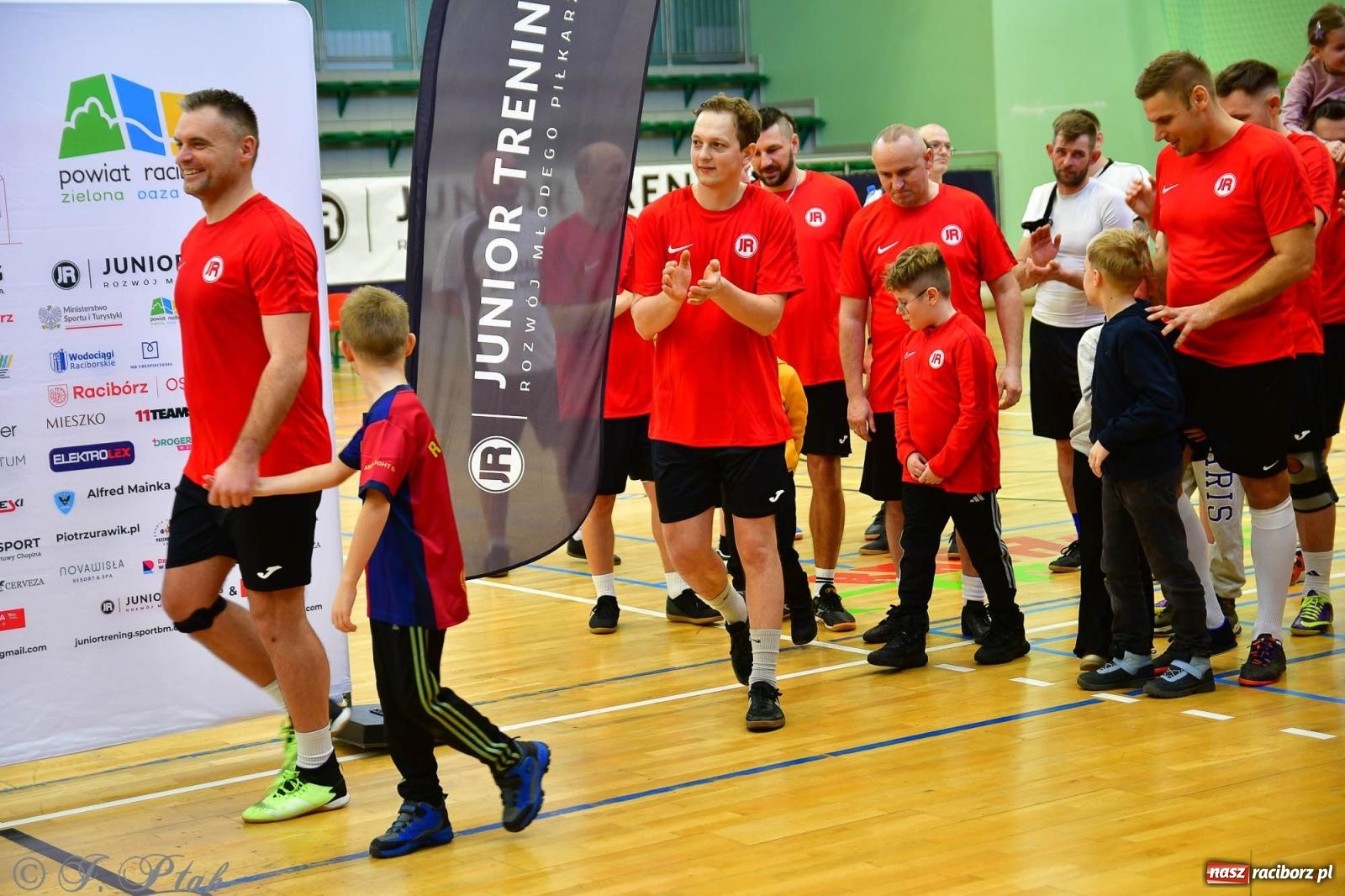 Zdjęcie w galerii na portalu naszraciborz.pl: Rodzice młodych piłkarzy rywalizowali w hali OSiR Racibórz [FOTO] wiadomości z regionu