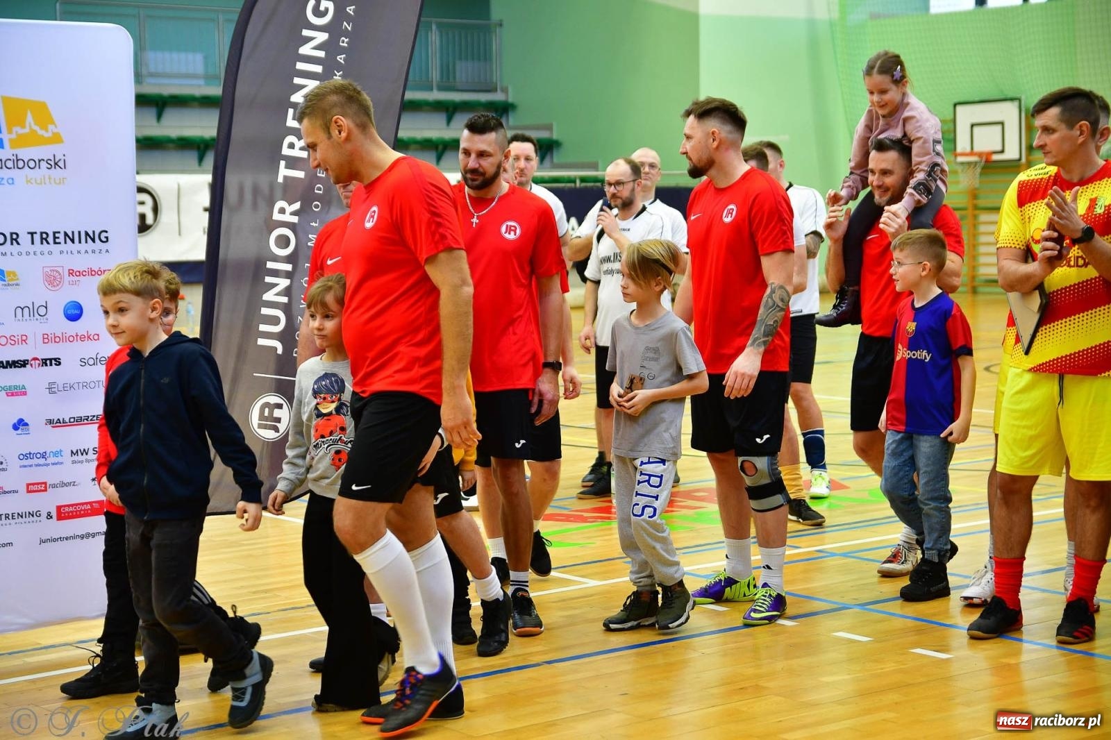 Zdjęcie w galerii na portalu naszraciborz.pl: Rodzice młodych piłkarzy rywalizowali w hali OSiR Racibórz [FOTO] wiadomości z regionu