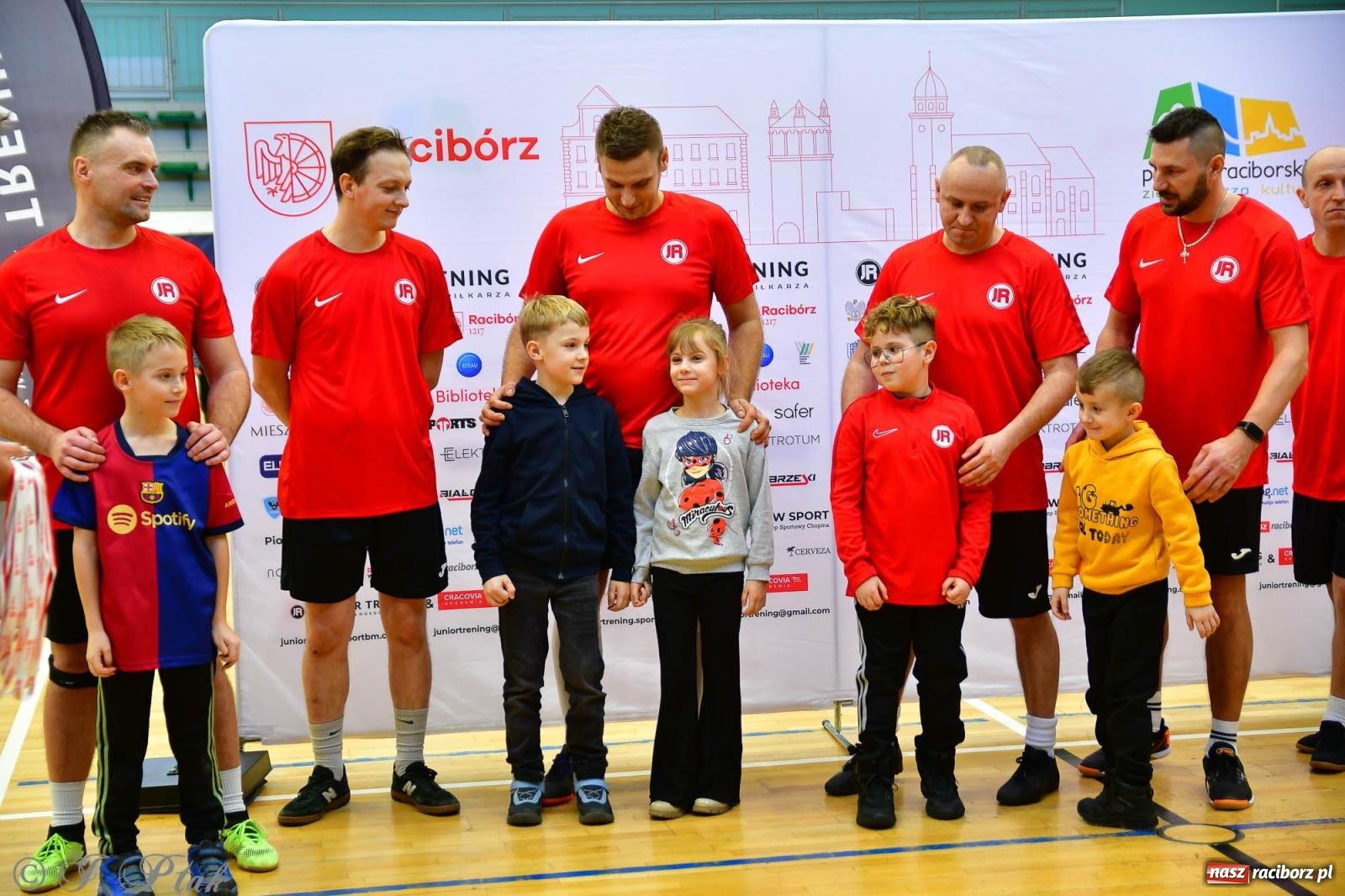 Zdjęcie w galerii na portalu naszraciborz.pl: Rodzice młodych piłkarzy rywalizowali w hali OSiR Racibórz [FOTO] wiadomości z regionu