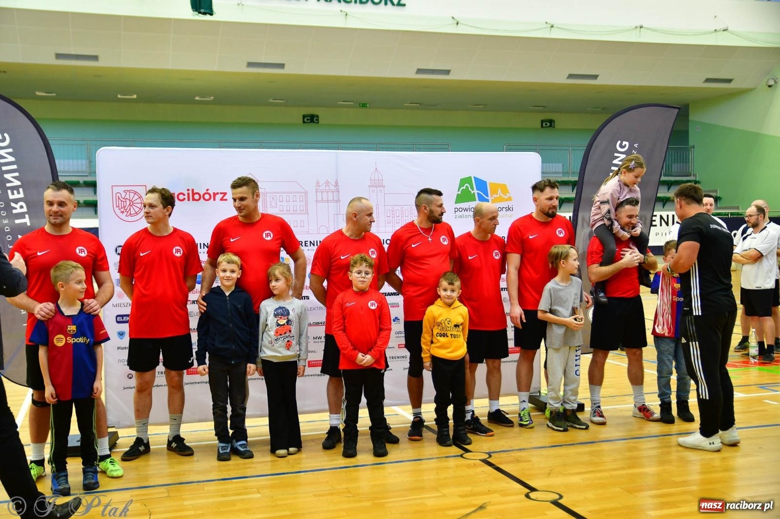 Zdjęcie w galerii na portalu naszraciborz.pl: Rodzice młodych piłkarzy rywalizowali w hali OSiR Racibórz [FOTO] wiadomości z regionu